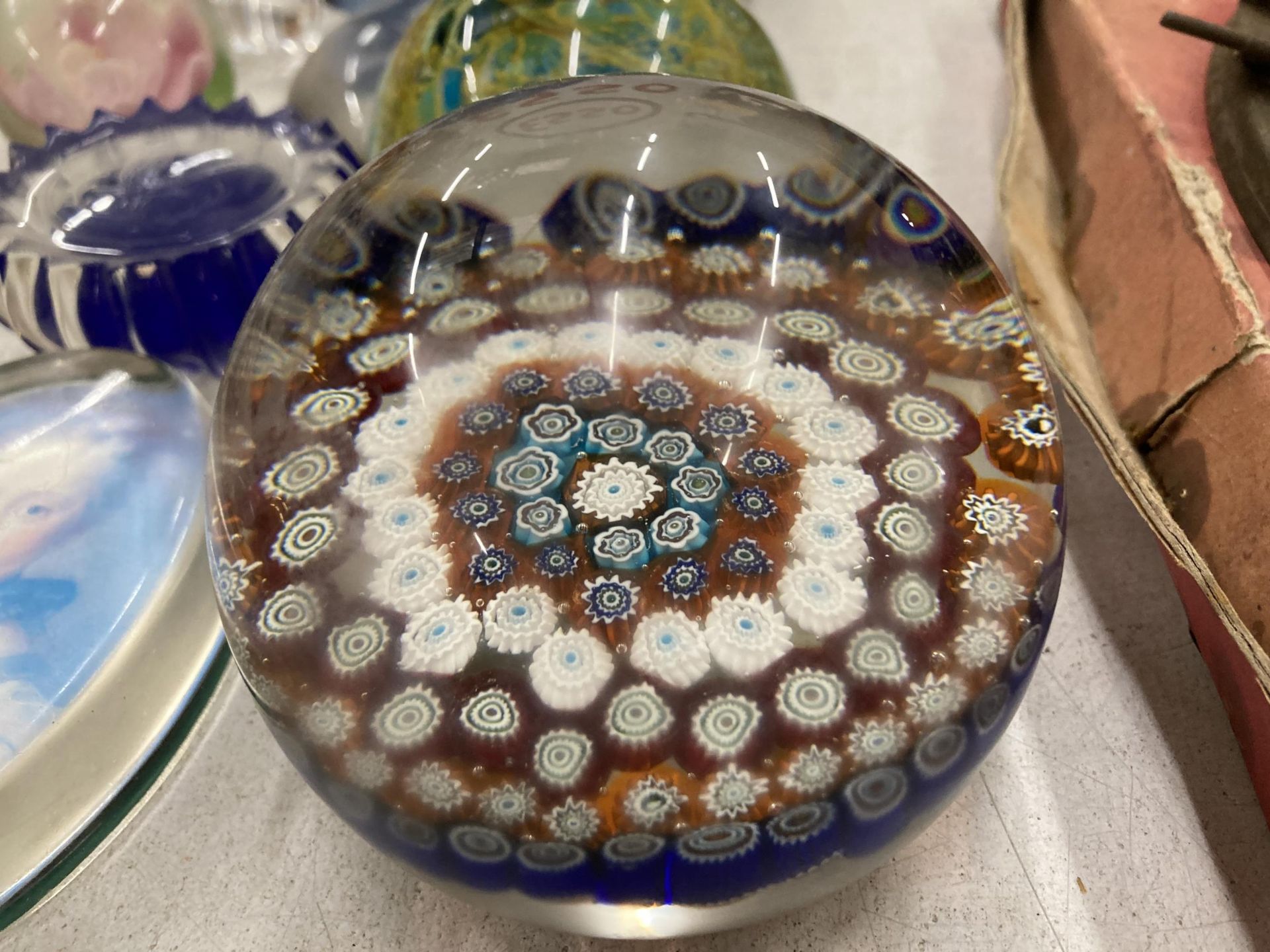 A LARGE QUANTITY OF GLASS PAPERWEIGHTS TO INCLUDE MILLEFIORI STYLE - Bild 2 aus 6