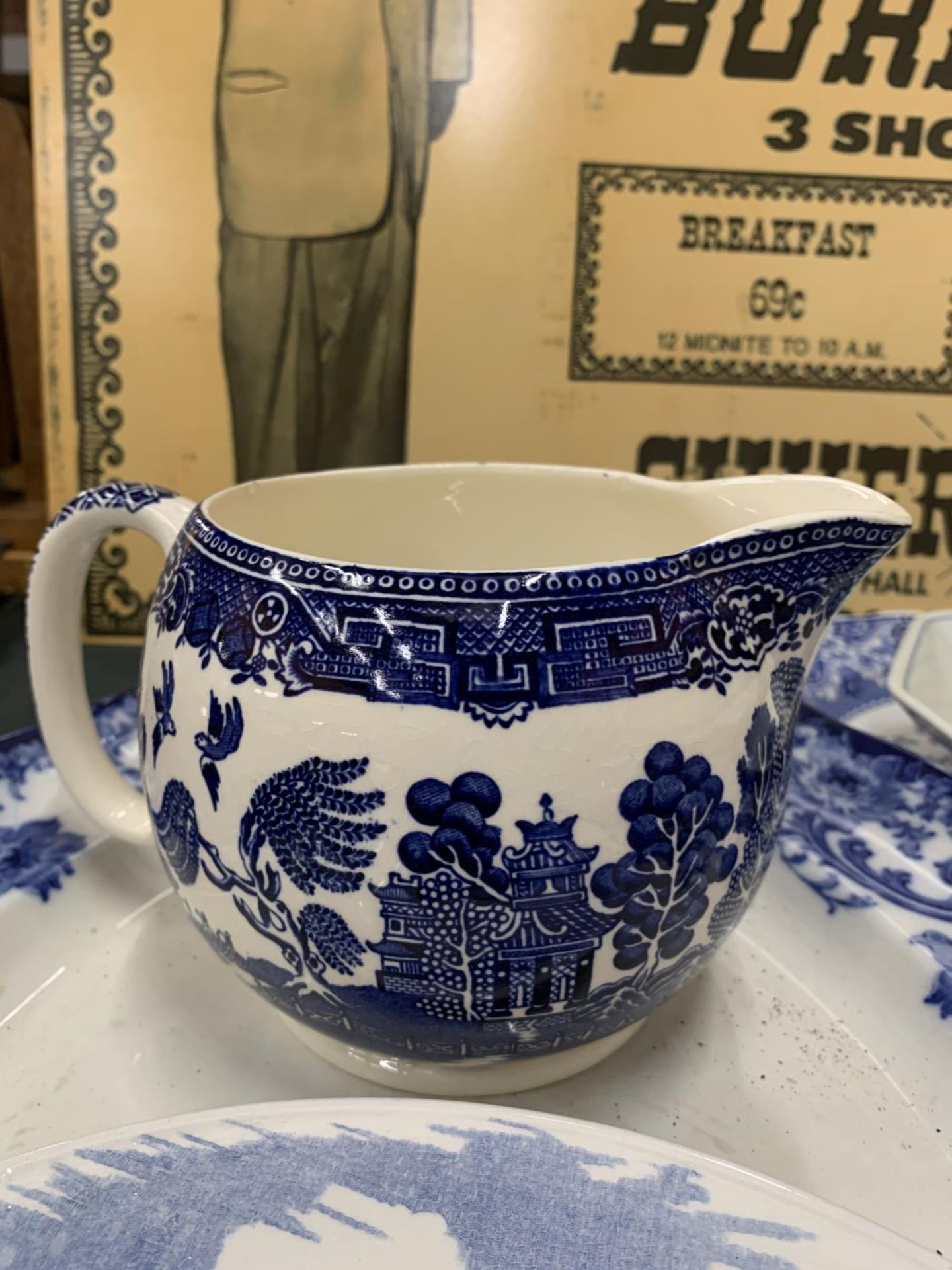 A QUANTITY OF BLUE AND WHITE POTTERY TO INCLUDE A LARGE MEAT PLATTER, CABINET PLATES, JUG, - Image 3 of 4