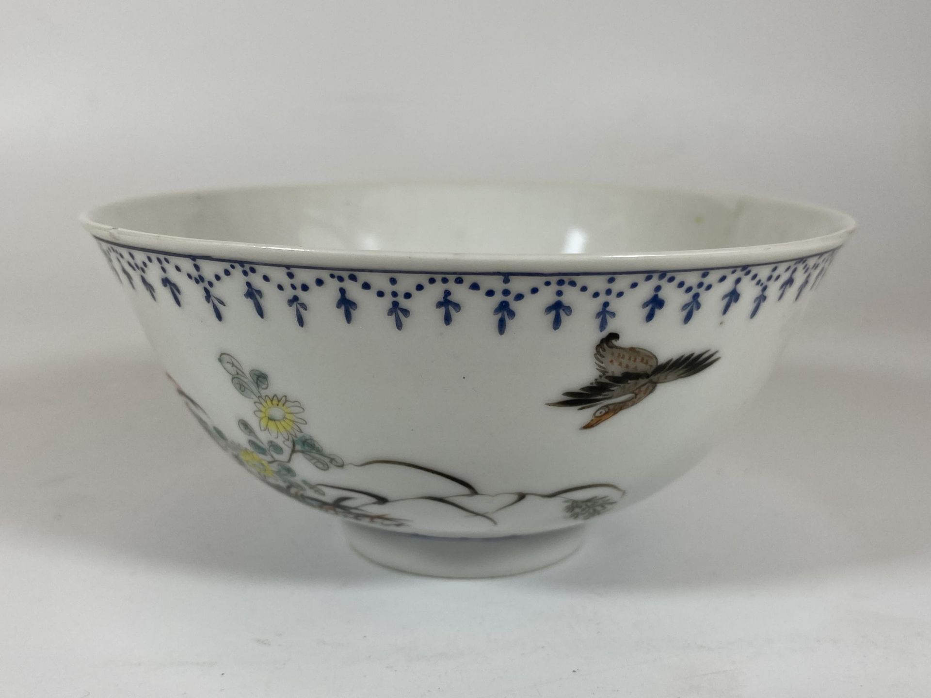 AN EARLY 20TH CENTURY CHINESE QING PORCELAIN BOWL WITH DUCK IN FLIGHT DECORATION, QIANLONG MARK TO - Bild 2 aus 6