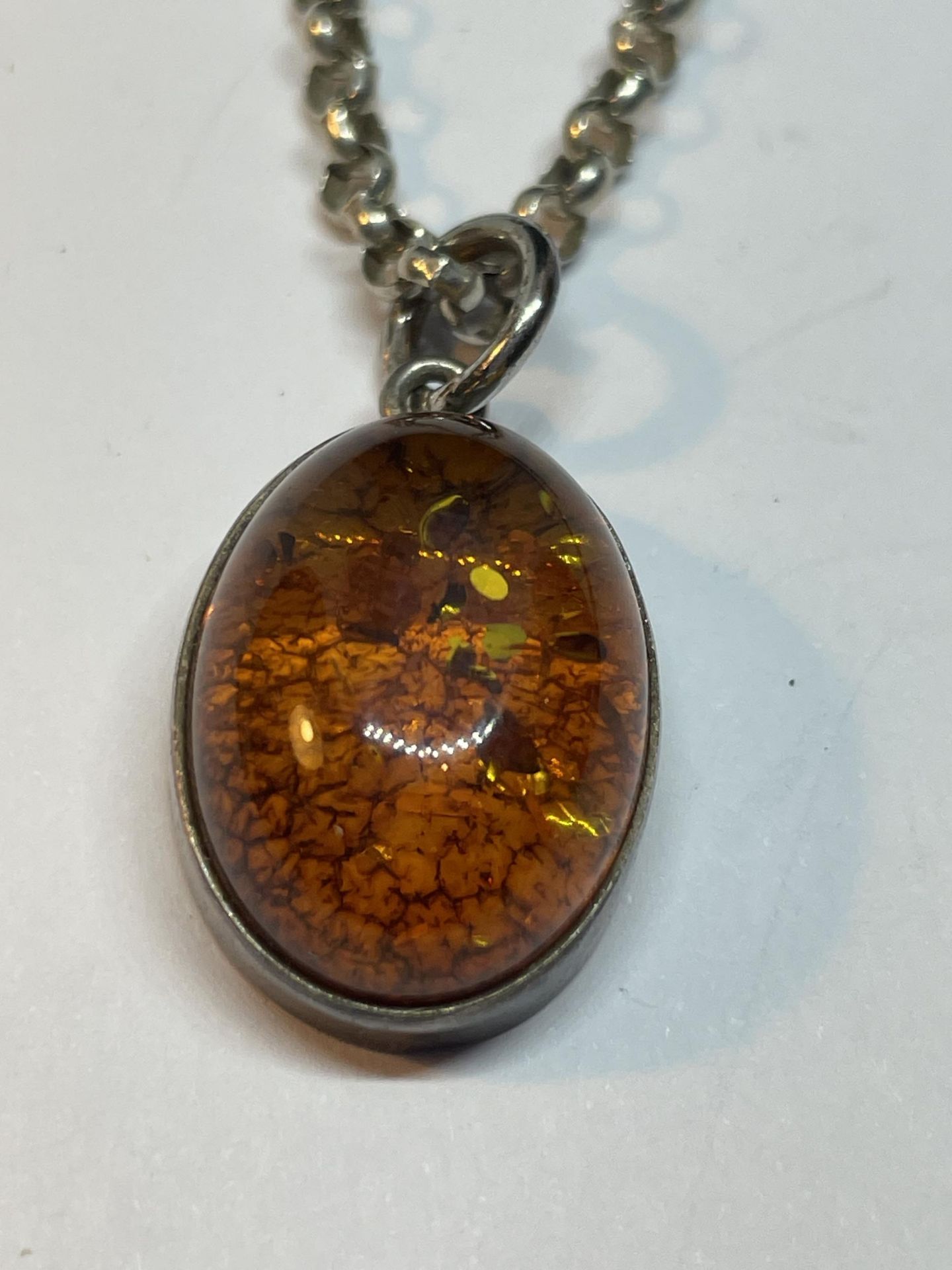 A SILVER NECKLACE WITH AMBER PENDANT - Image 2 of 3