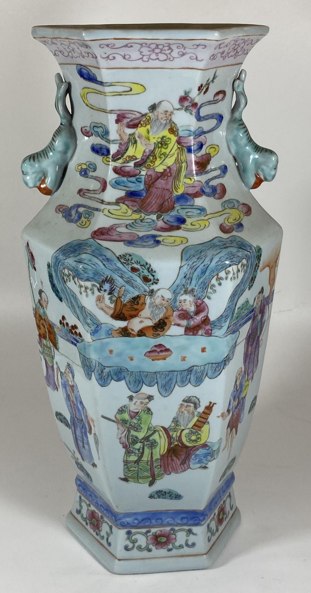 A LARGE CHINESE VASE WITH ENAMEL FIGURAL DESIGN, UNMARKED TO BASE, HEIGHT 36.5CM