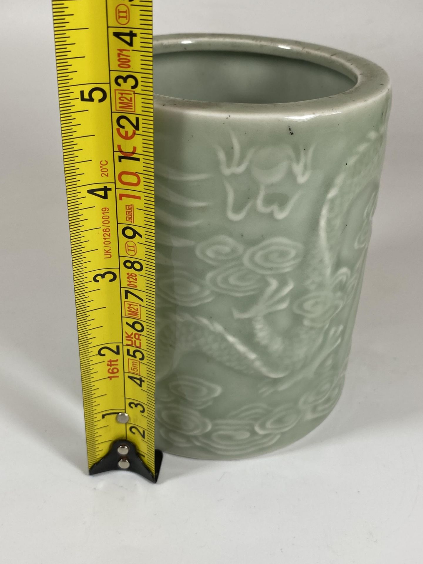 A CHINESE CELADON PORCELAIN BRUSH POT WITH DRAGON AMONGST THE CLOUDS DESIGN, HEIGHT 12.5CM - Bild 5 aus 5