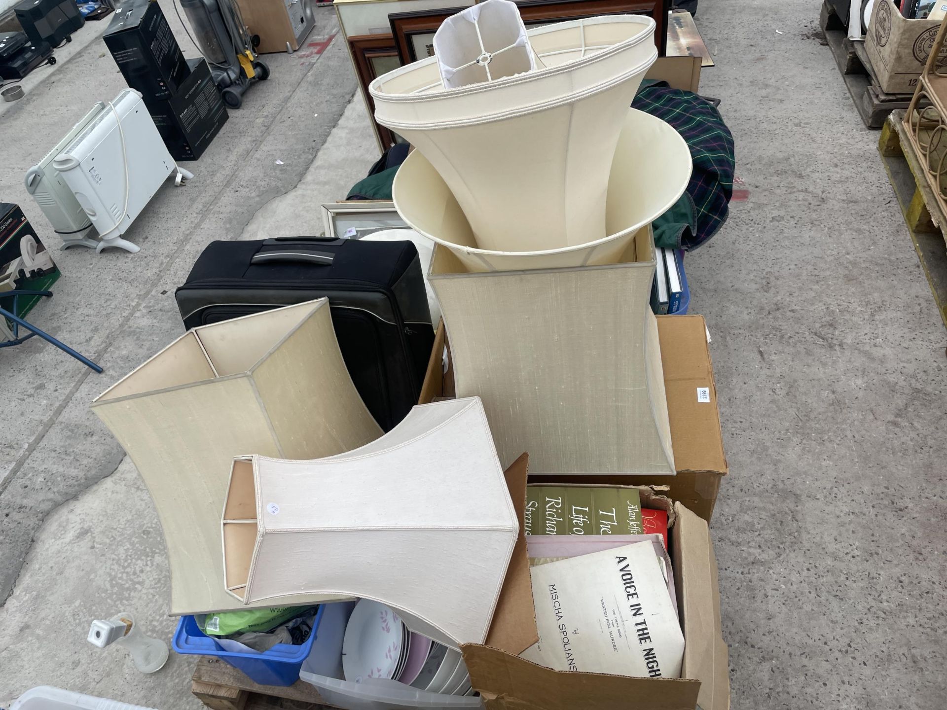 AN ASSORTMENT OF HOUSEHOLD CLEARANCE ITEMS