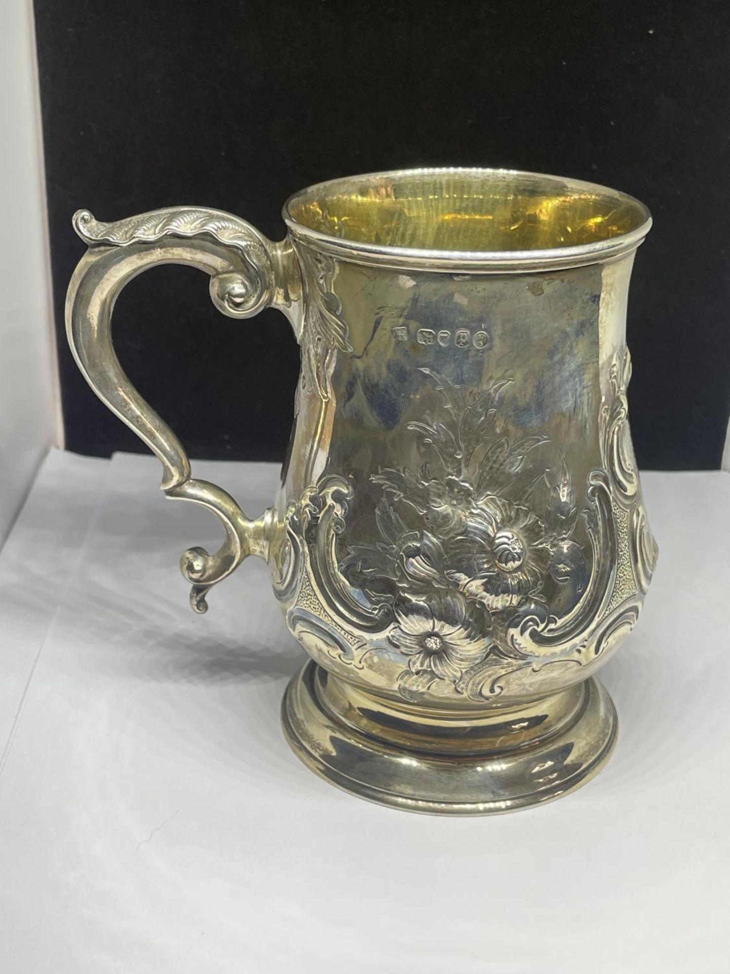 A HALLMARKED LONDON SILVER DECORATIVE TANKARD GROSS WEIGHT 263.9 GRAMS - Image 3 of 3