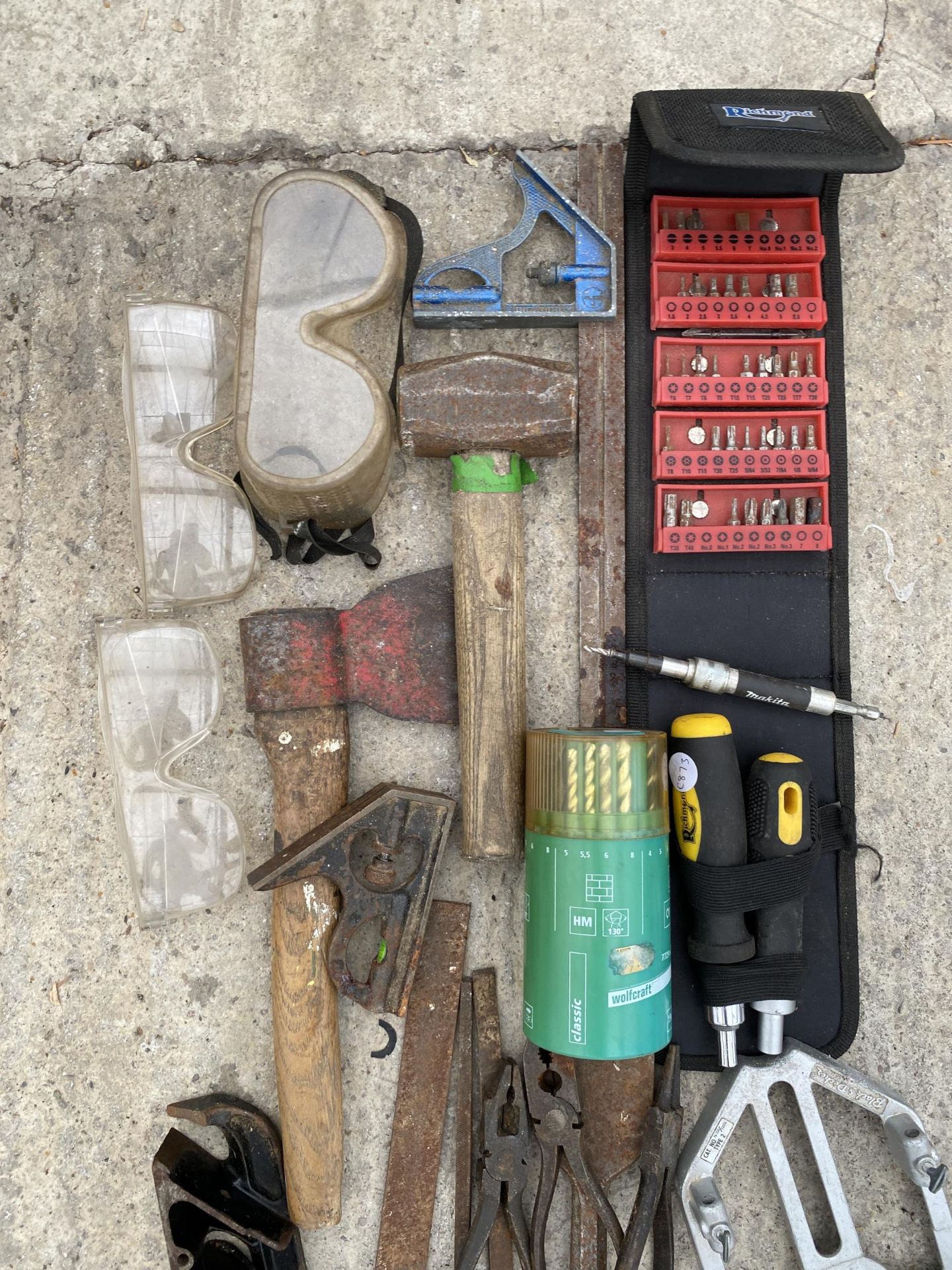 AN ASSORTMENT OF TOOLS TO INCLUDE PLIERS, AN AXE AND A WOOD PLANE ETC - Bild 2 aus 3