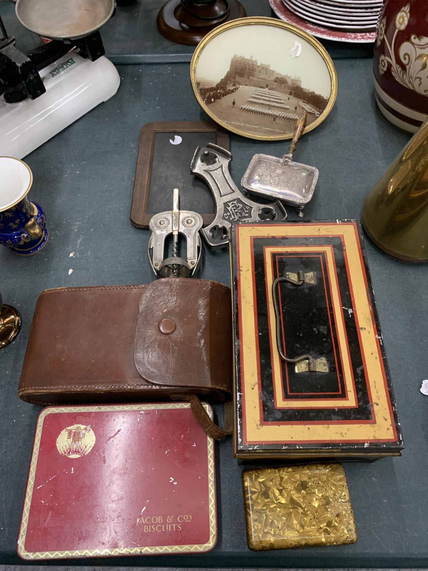 A MIXED LOT TO INCLUDE A LARGE CASH TIN, VINTAGE TINS, A LEATHER BINOCULARS CASE, ETC
