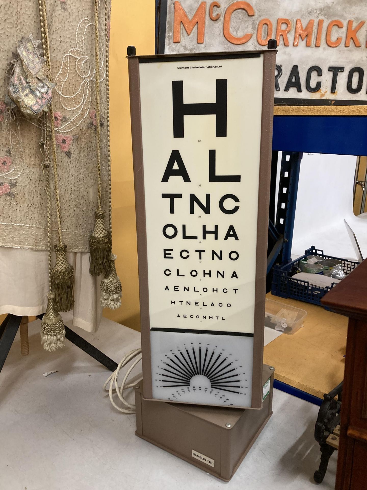 A VINTAGE HAMBLIN ILLUMINATED OPTICIANS EYE SIGHT TESTING ROTATING BOX TOWER - Image 2 of 6