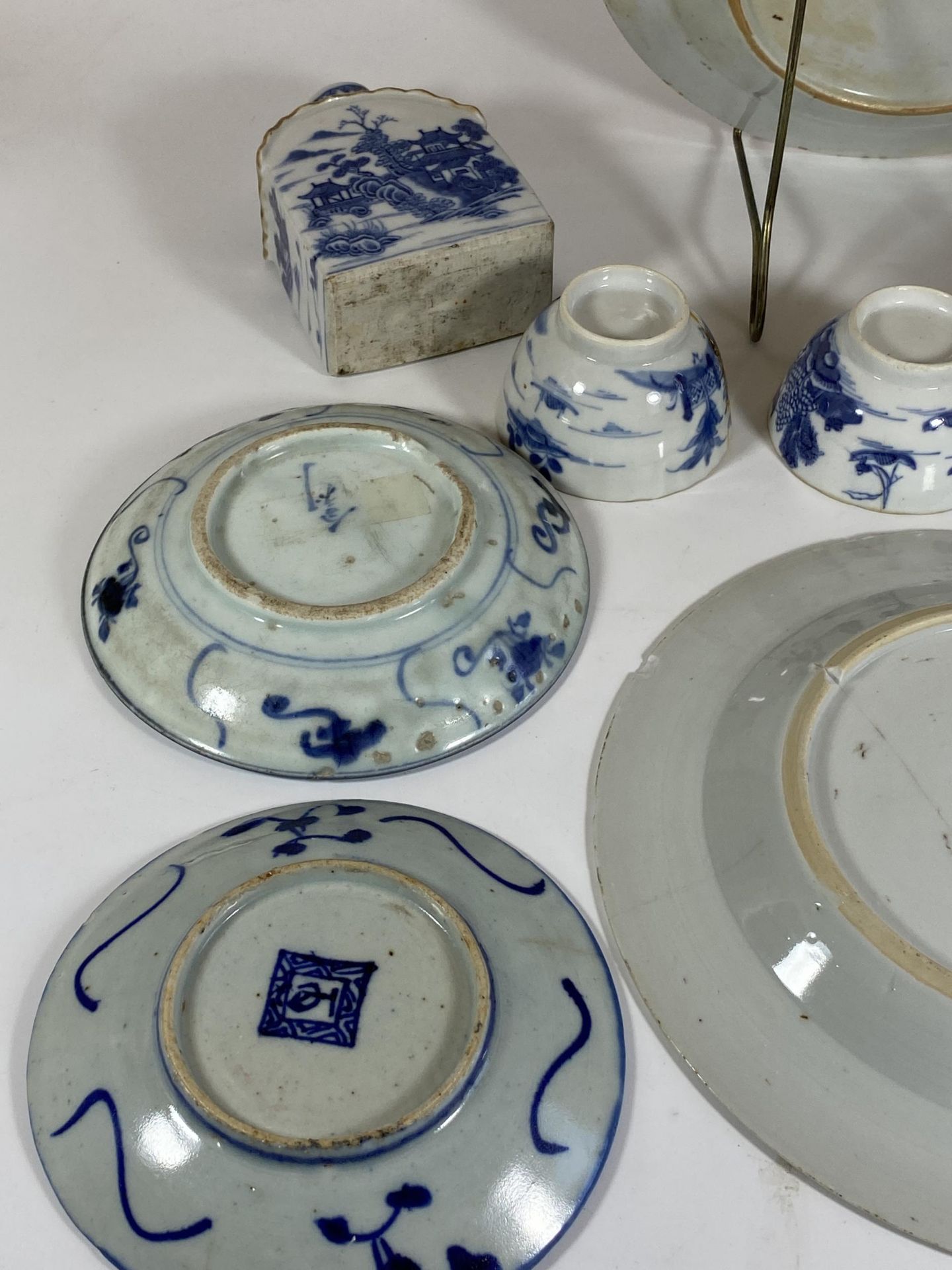 A COLLECTION OF 18TH CENTURY AND LATER CHINESE BLUE AND WHITE PORCELAIN - TEA CADDY, PAIR OF PLATES, - Image 6 of 7