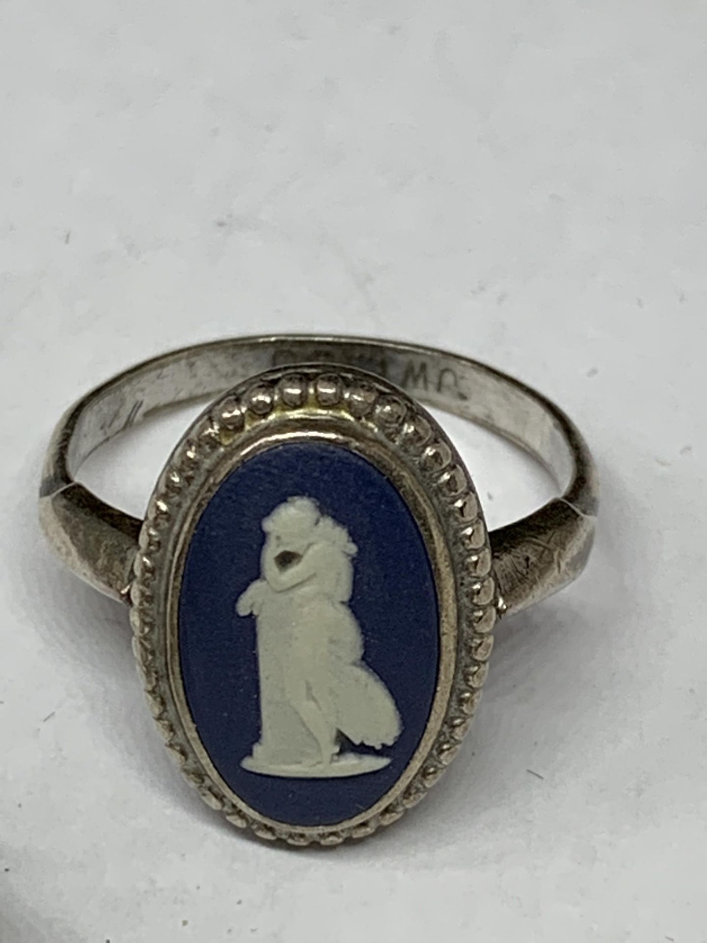 A SILVER BLUE WEDGWOOD JASPERWARE RING SIZE Q/R AND A SILVER BUTTERFLY BROOCH - Image 2 of 3