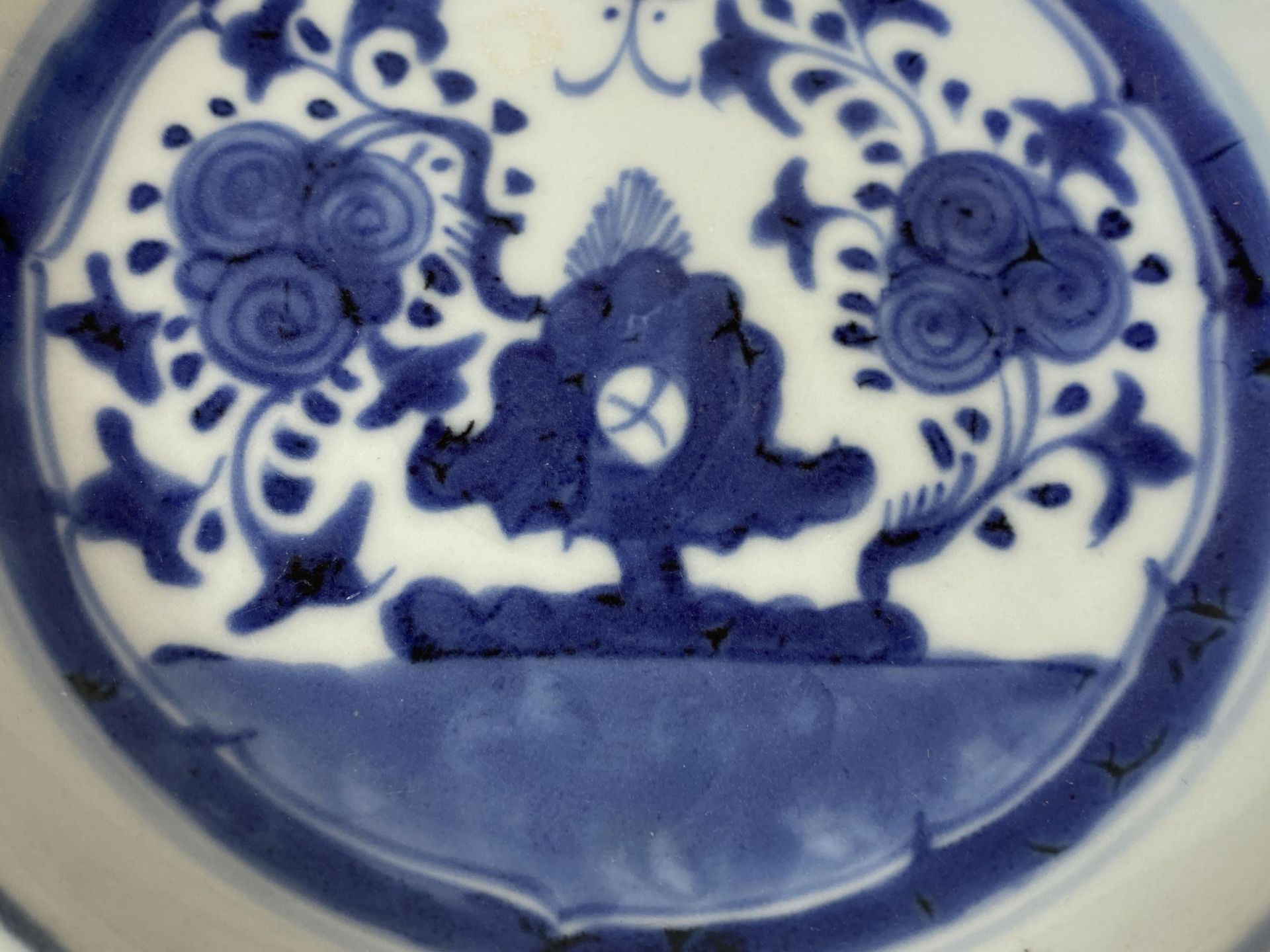 A 19TH CENTURY QING CHINESE BLUE AND WHITE PORCELAIN DISH WITH UNUSUAL FLORAL DESIGN, FLOWER MARK TO - Image 2 of 5