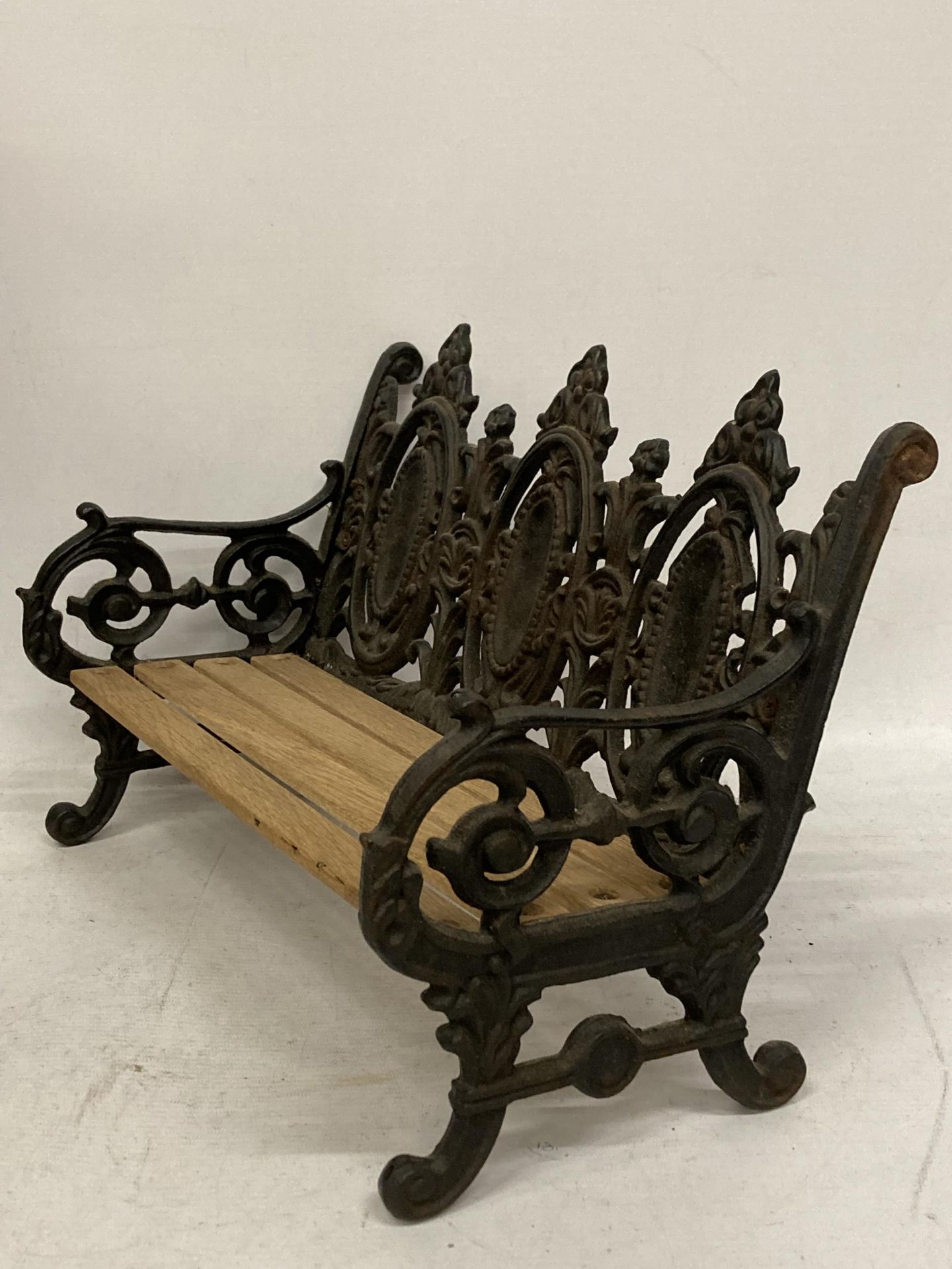 A TABLE TOP CAST VICTORIAN STYLE BENCH WITH WOODEN SLATTED SEAT - Image 2 of 3