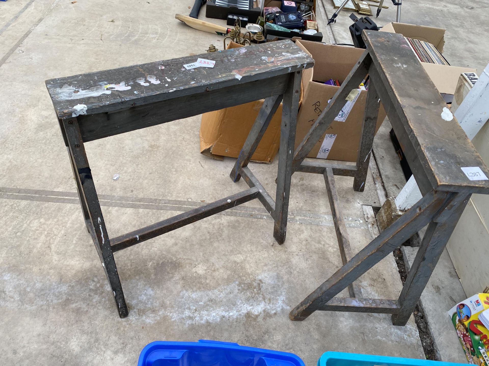 A PAIR OF VINTAGE WOODEN BUILDER TRESTLES - Bild 2 aus 2