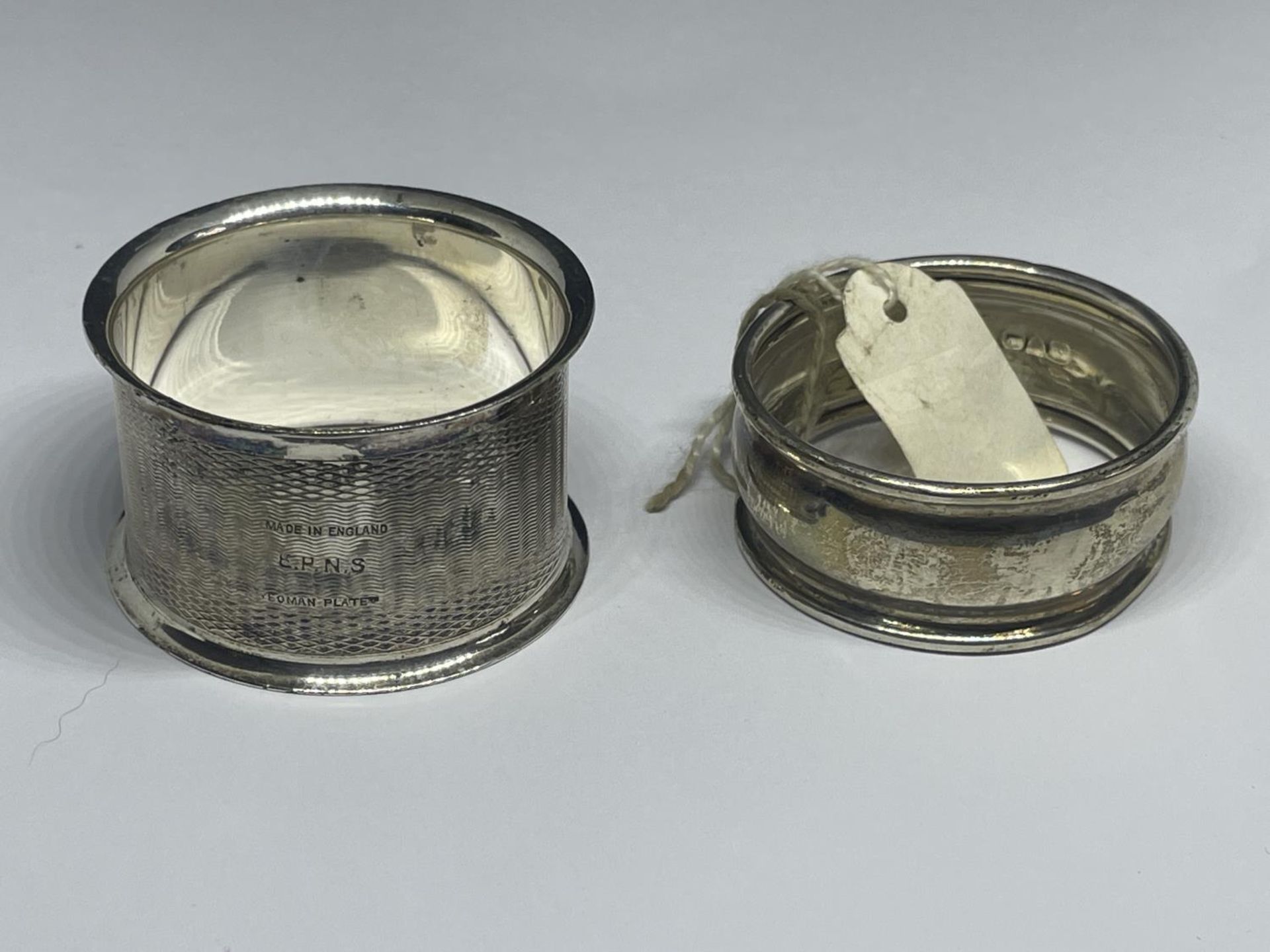 TWO NAPKIN RINGS TO INCLUDE A CHESTER HALLMARKED AND A SILVER PLATED - Bild 2 aus 3