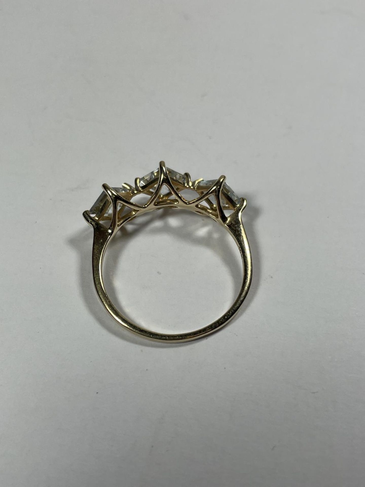 A 10 CARAT GOLD RING WITH THREE IN LINE DIAMOND SHAPED STONES SIZE S - Image 2 of 3