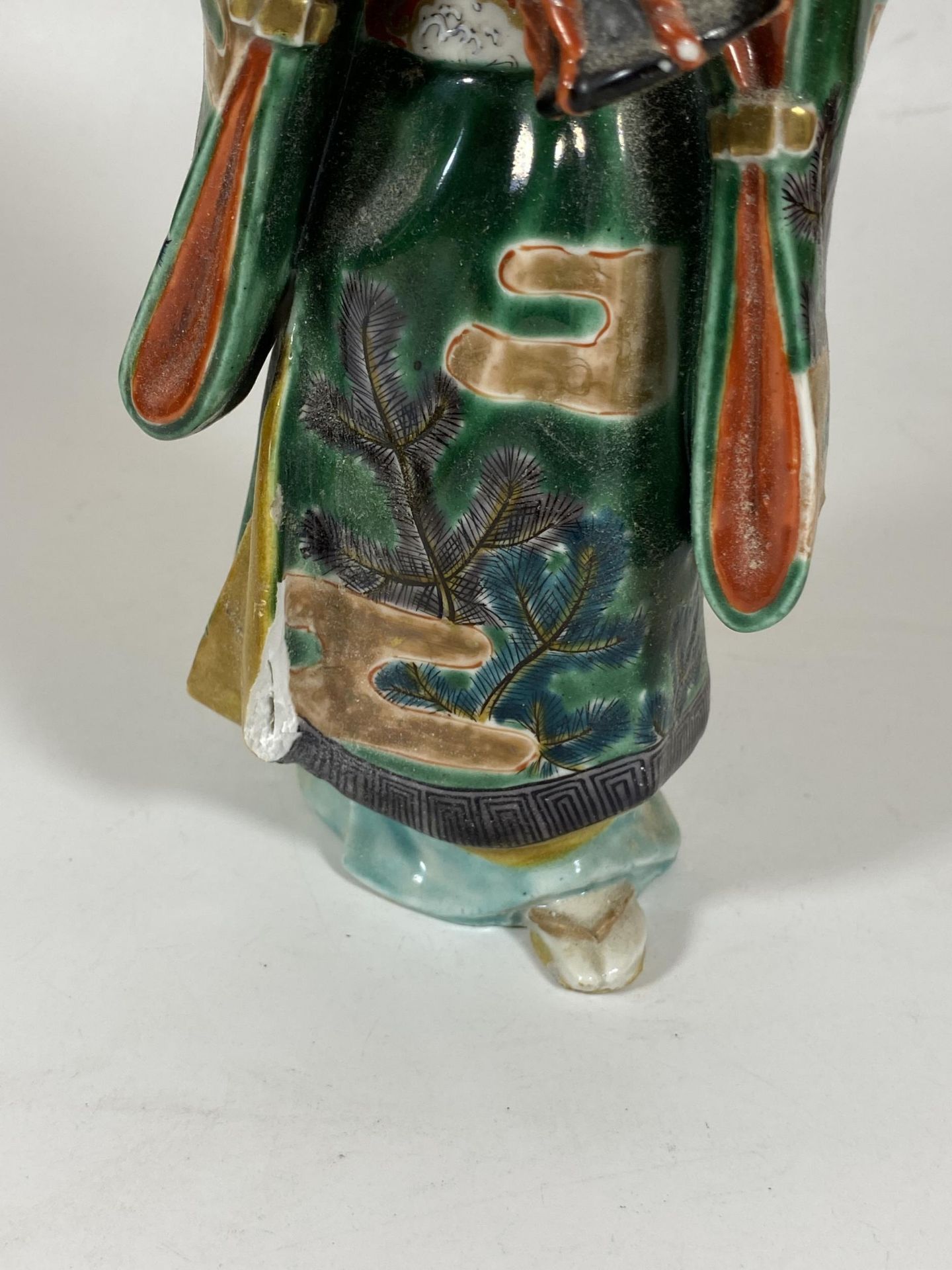 A 19TH CENTURY JAPANESE STONWARE FIGURE, HEIGHT 24.5CM - Image 3 of 7