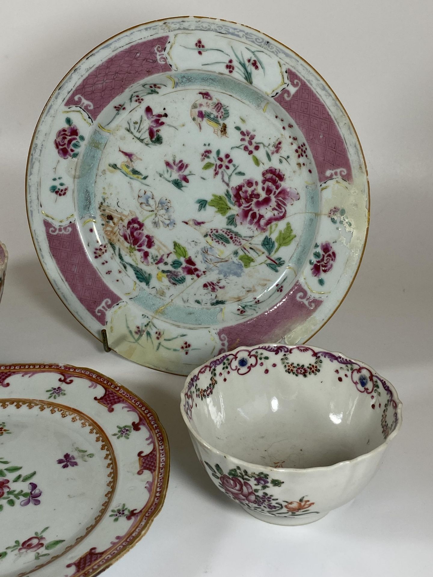 FOUR ITEMS - TWO 18TH CENTURY CHINESE FAMILLE ROSE PORCELAIN PLATES, LARGEST DIAMETER 22CM & TWO - Image 2 of 4