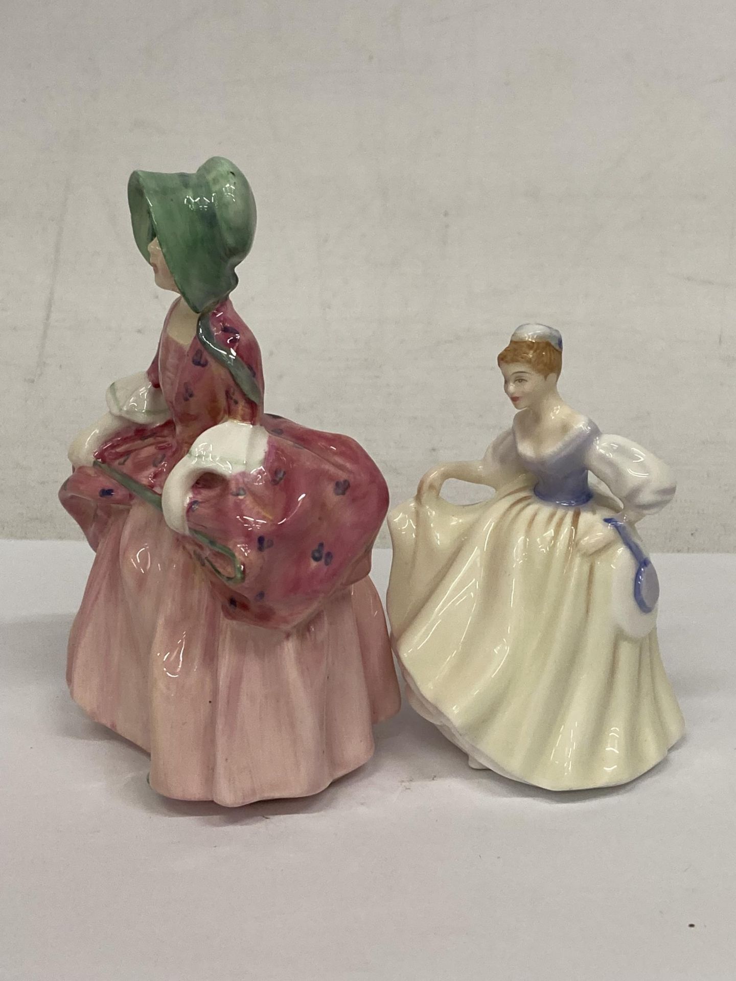 TWO ROYAL DOULTON FIGURINES "BO-PEEP" HN1811 AND ROYAL DOULTON MINIATURE "FAIR LADY" HN 3216 - Bild 3 aus 4