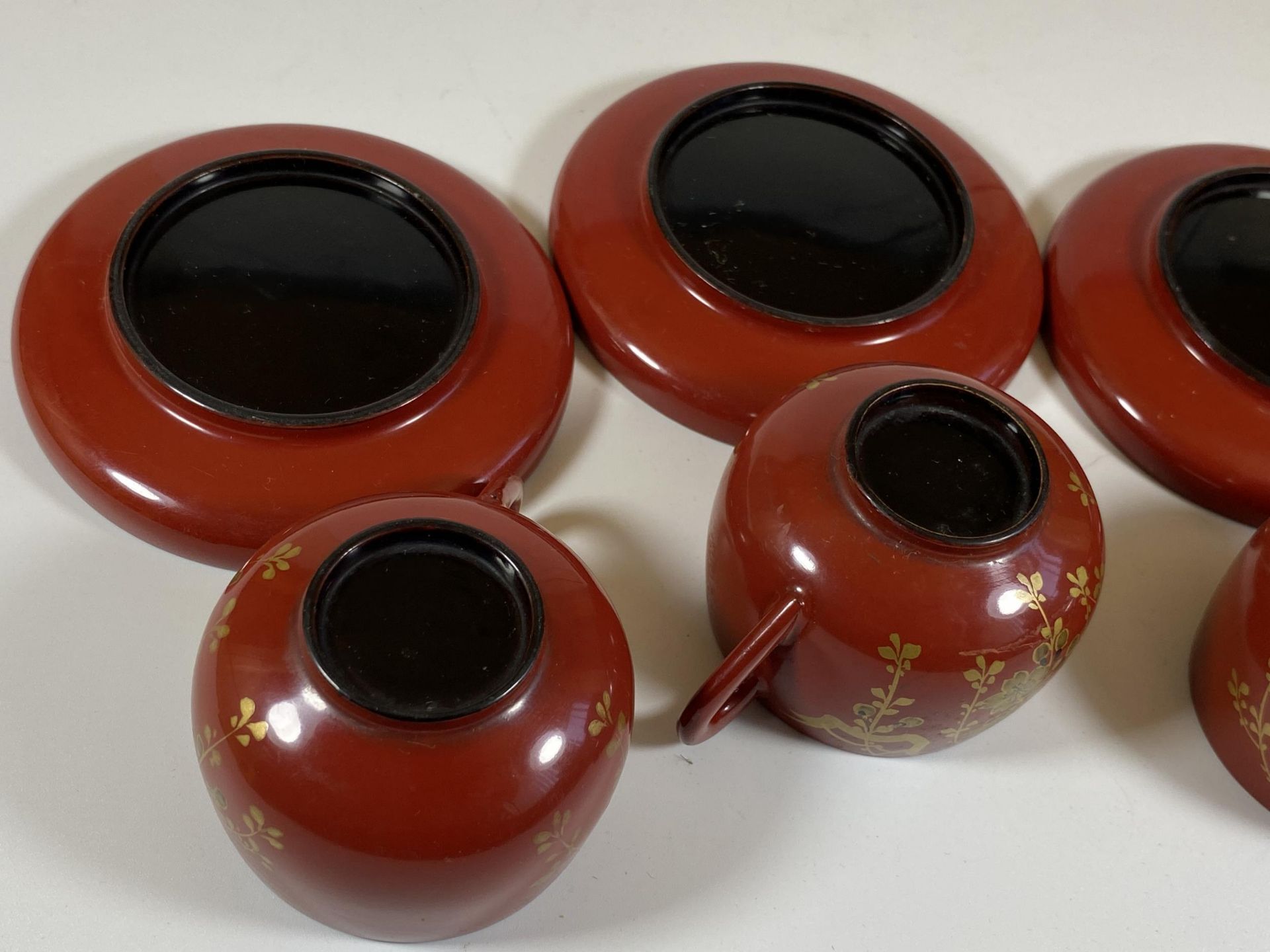 A SET OF FOUR ORIENTAL RED AND GILT LACQUERED CUPS AND SAUCERS, SAUCER DIAMETER 9.5CM - Image 5 of 6
