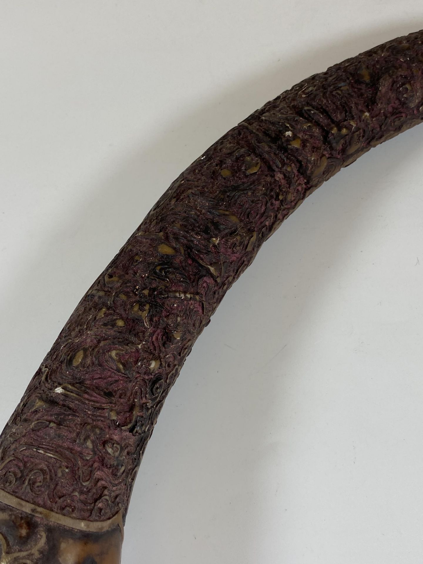 AN ORIENTAL CAVRED RESIN HORN, LENGTH APPROX 42CM - Image 3 of 6