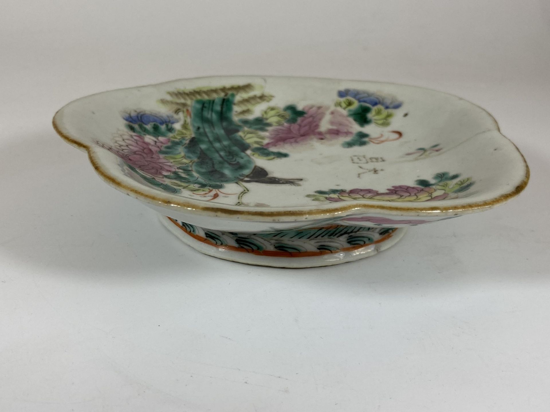 A 19TH CENTURY CHINESE TONGZHI PORCELAIN FOOTED DISH / BOWL WITH BIRD AND FLORAL DESIGN, SEAL MARK - Bild 3 aus 6