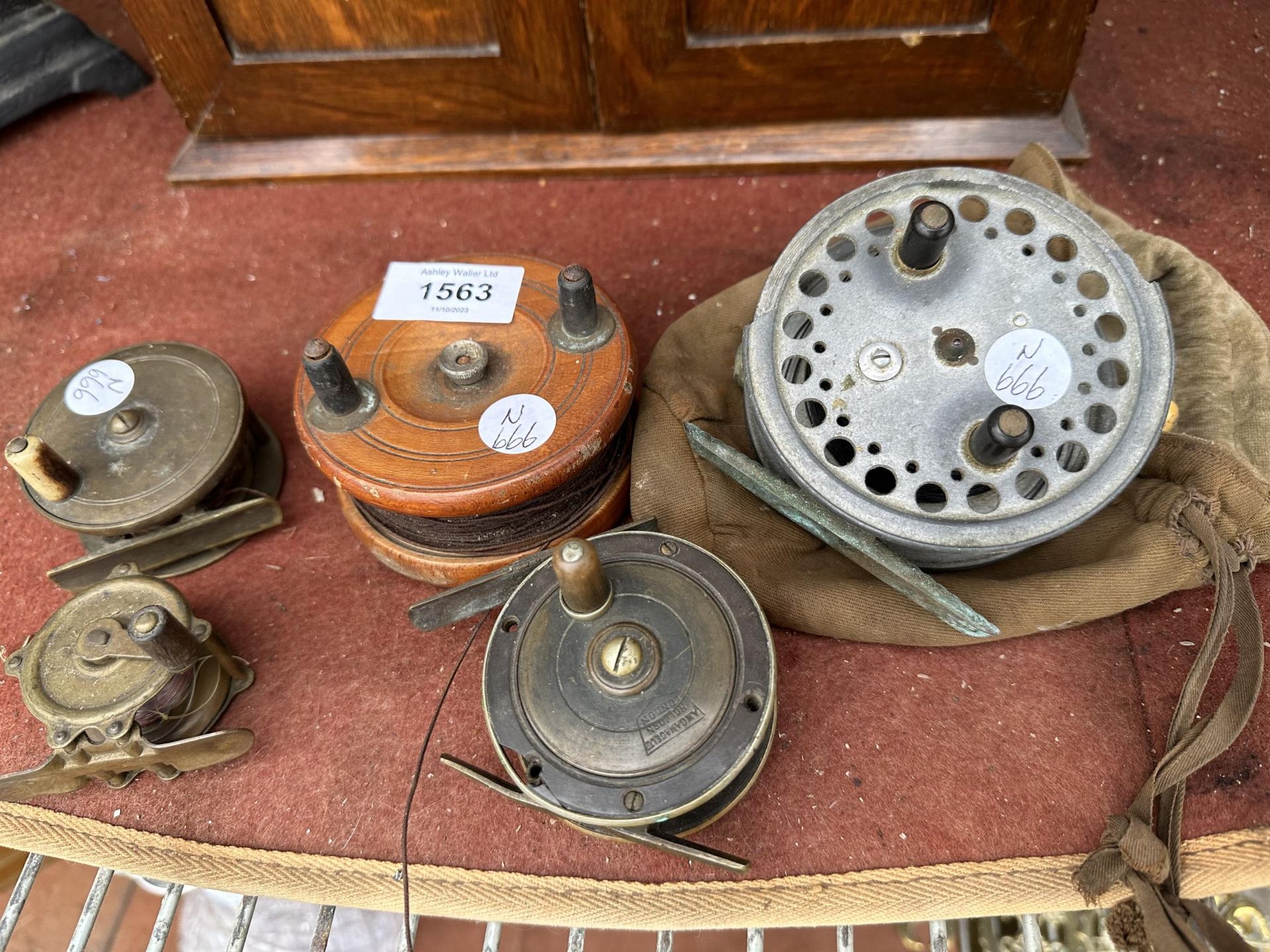 FIVE VINTAGE FLY FISHING REELS TO INCLUDE A HARDY 'THE SUPER SILE' WITH HARDY REEL BAG
