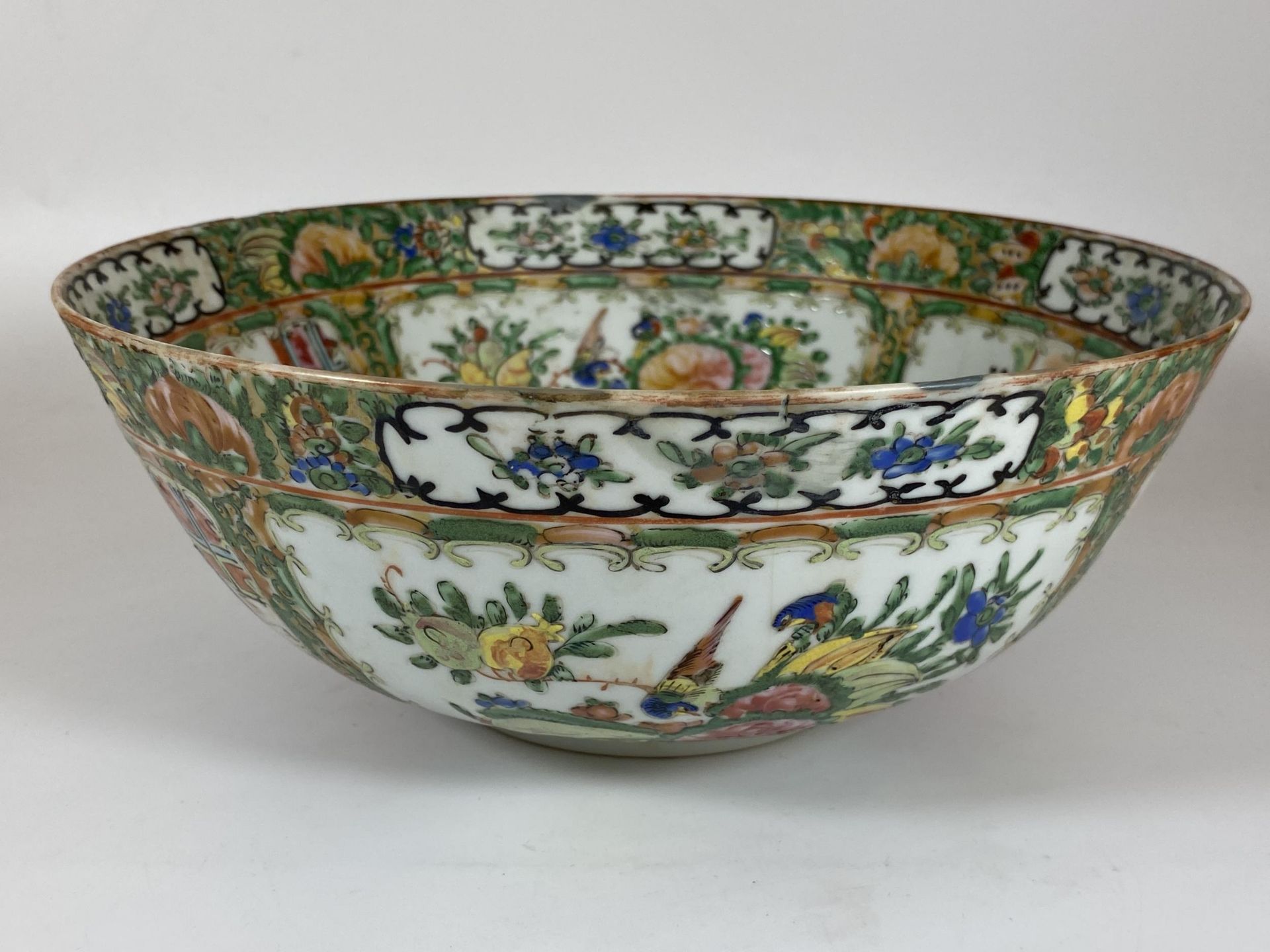 A 19TH CENTURY CHINESE CANTON FAMILLE ROSE MEDALLION PUNCH / FRUIT BOWL WITH FIGURES, BIRDS AND - Image 4 of 9