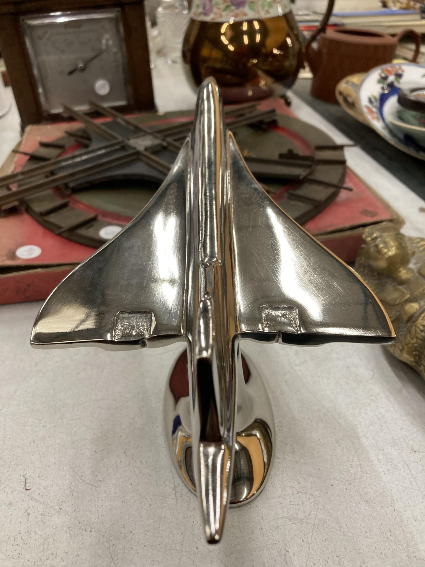 A CHROME MODEL OF CONCORDE ON A PLINTH, HEIGHT 15CM, LENGTH 30CM - Image 3 of 3
