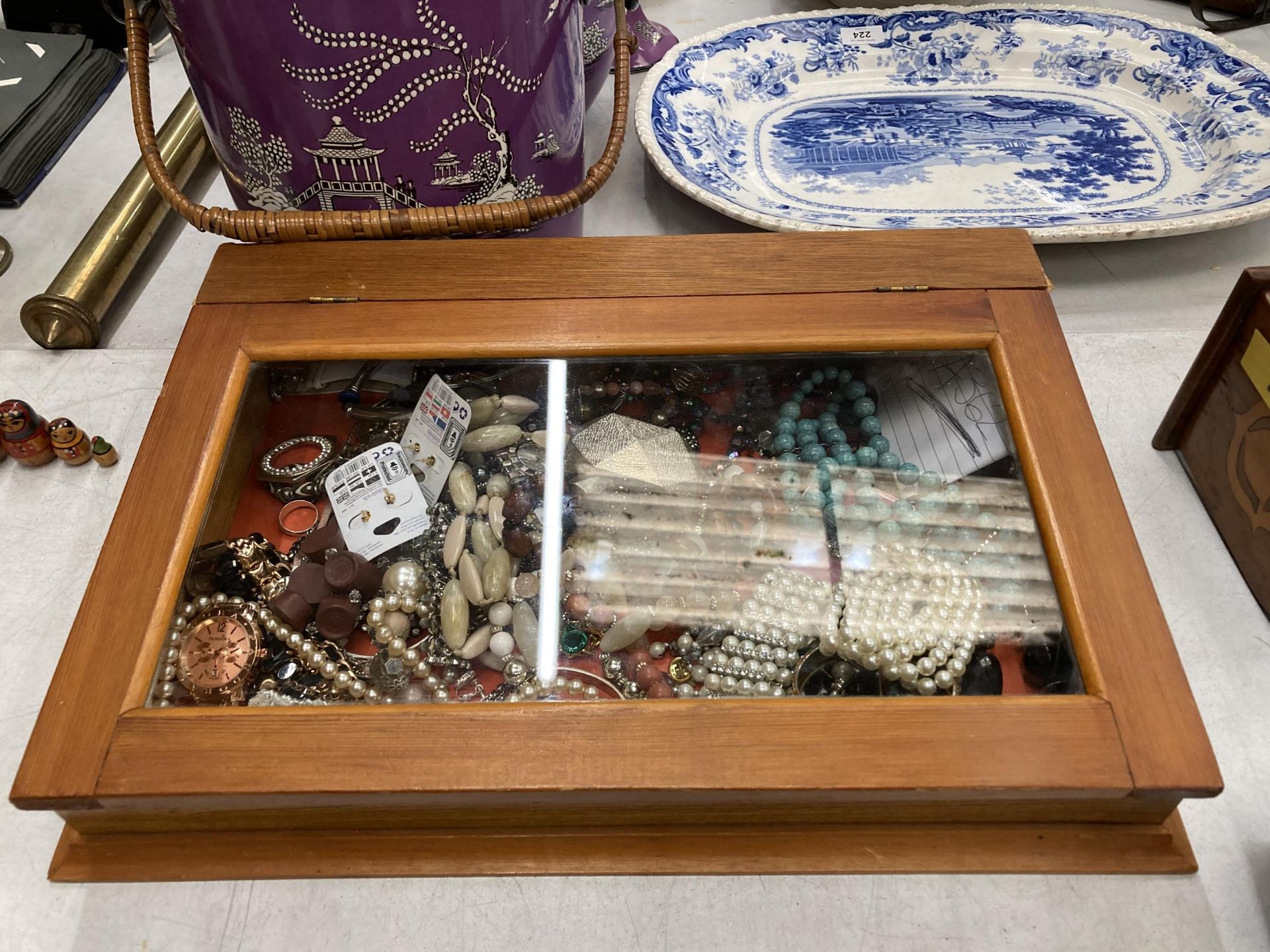 A DISPLAY CASE CONTAINING A QUANTITY OF COSTUME JEWELLERY TO INCLUDE NECKLACES, BRACELETS,