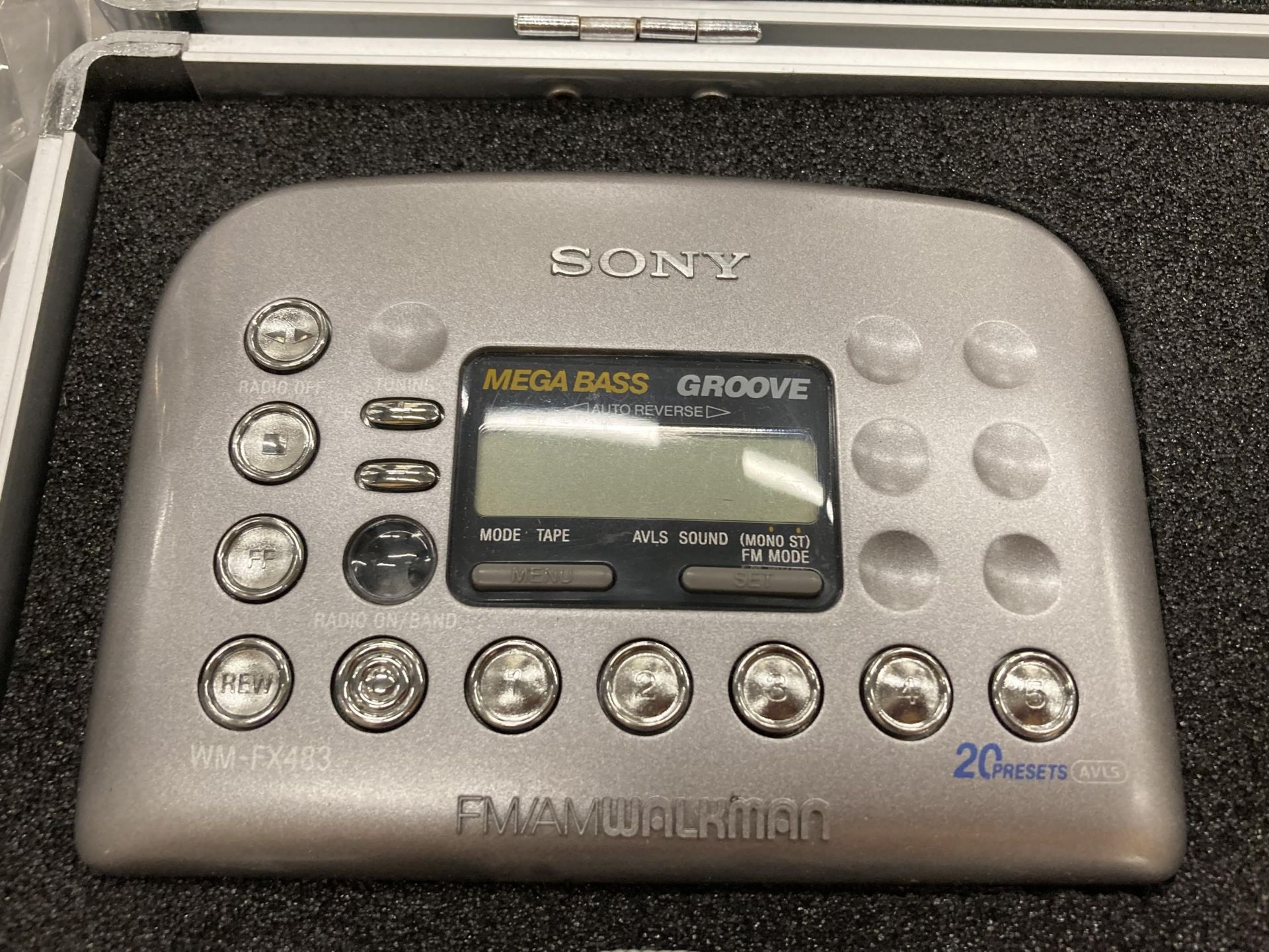 A QUANTITY OF ITEMS TO INCLUDE A TOM-TEC DIGITAL RECEIVER, TWO SONY WALKMANS', A PANASONIC RADIO - Image 6 of 6