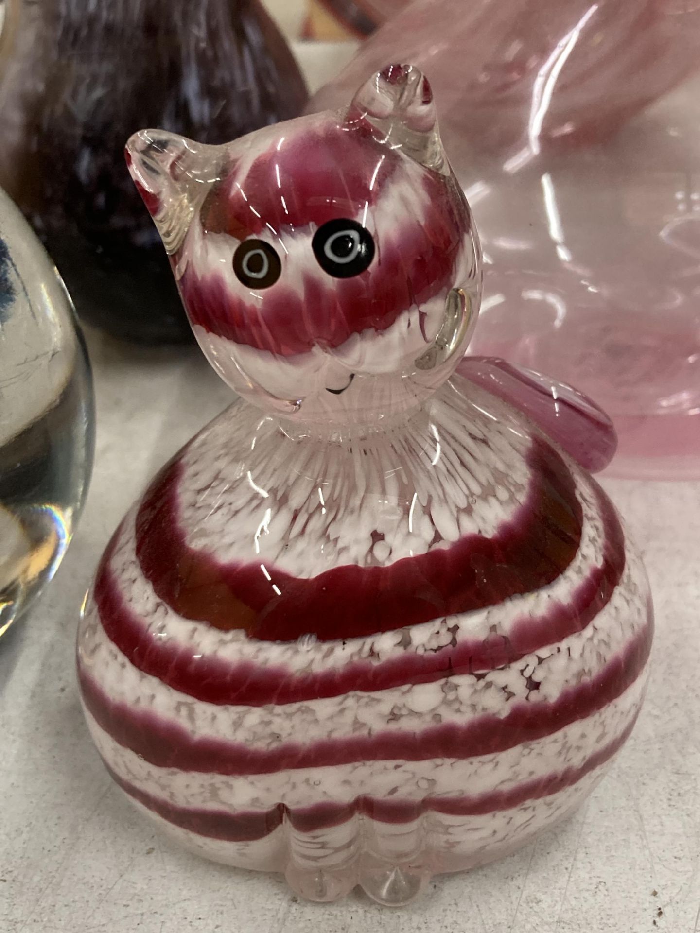 A QUANTITY OF ART GLASS PIECES TO INCLUDE A CAT PAPERWEIGHT, A ROYAL ALBERT VASE, TAZA BOWL, SCENT - Bild 2 aus 5