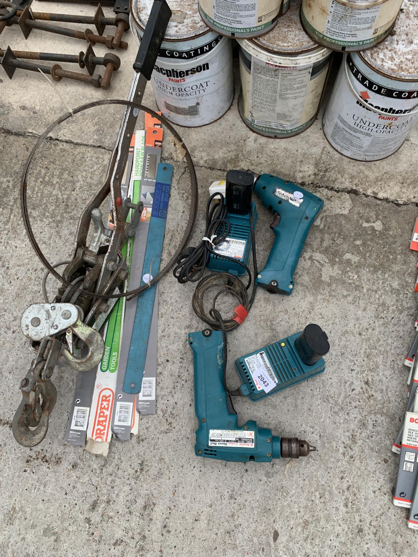AN ASSORTMENT OF ITEMS TO INCLUDE TWO MAKITA DRILLS AND BATTERIES AND A HAND WINCH ETC