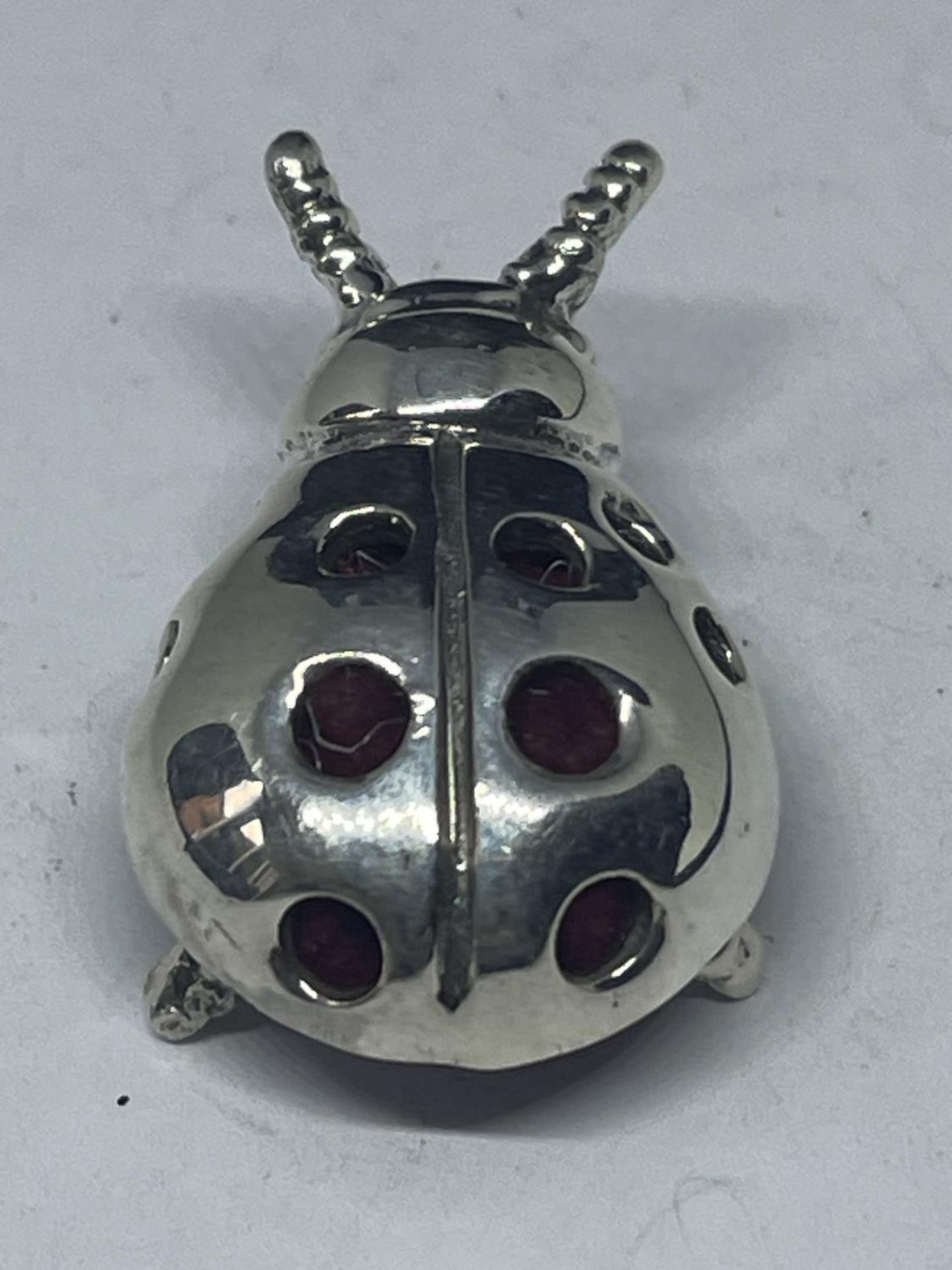 A SILVER PIN CUSHION IN THE FORM OF A LADYBIRD - Image 3 of 4