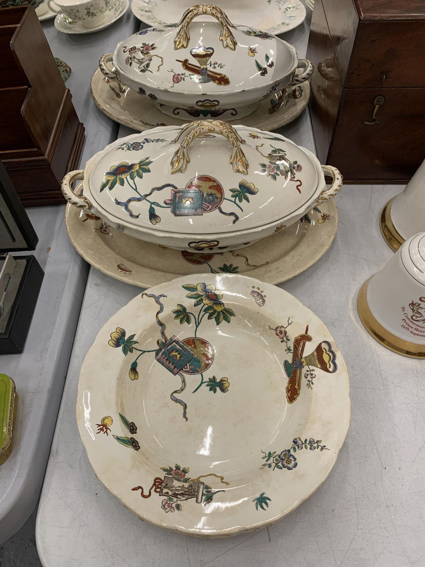 A QUANTITY OF ANTIQUE POTTERY TO INCLUDE TWO LIDDED SERVING DISHES WITH HANDLES AND FLORAL AND