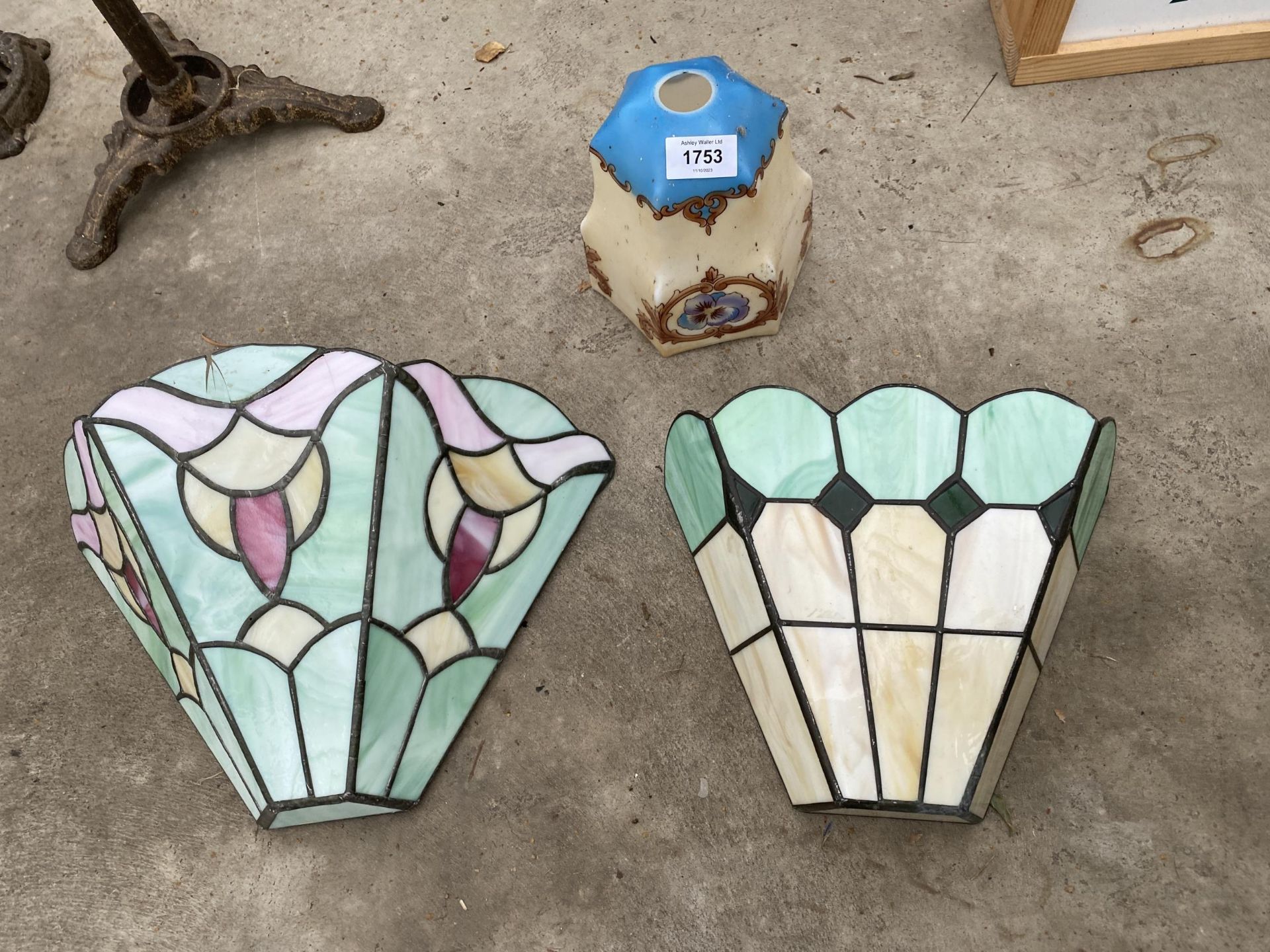 THREE DECORATIVE LIGHT SHADES TO INCLUDE TWO TIFFANY STYLE WALL LIGHT SHADES