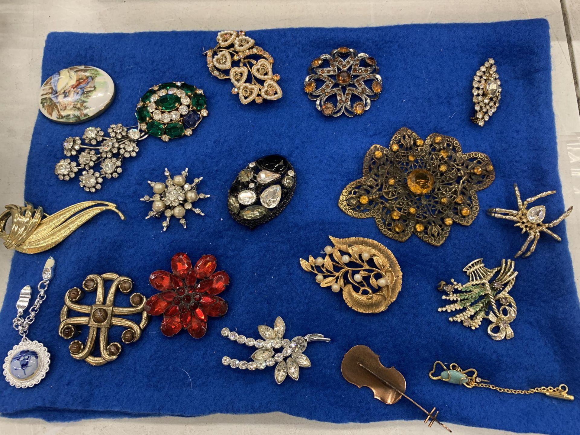 A QUANTITY OF VINTAGE BROOCHES - 19 IN TOTAL