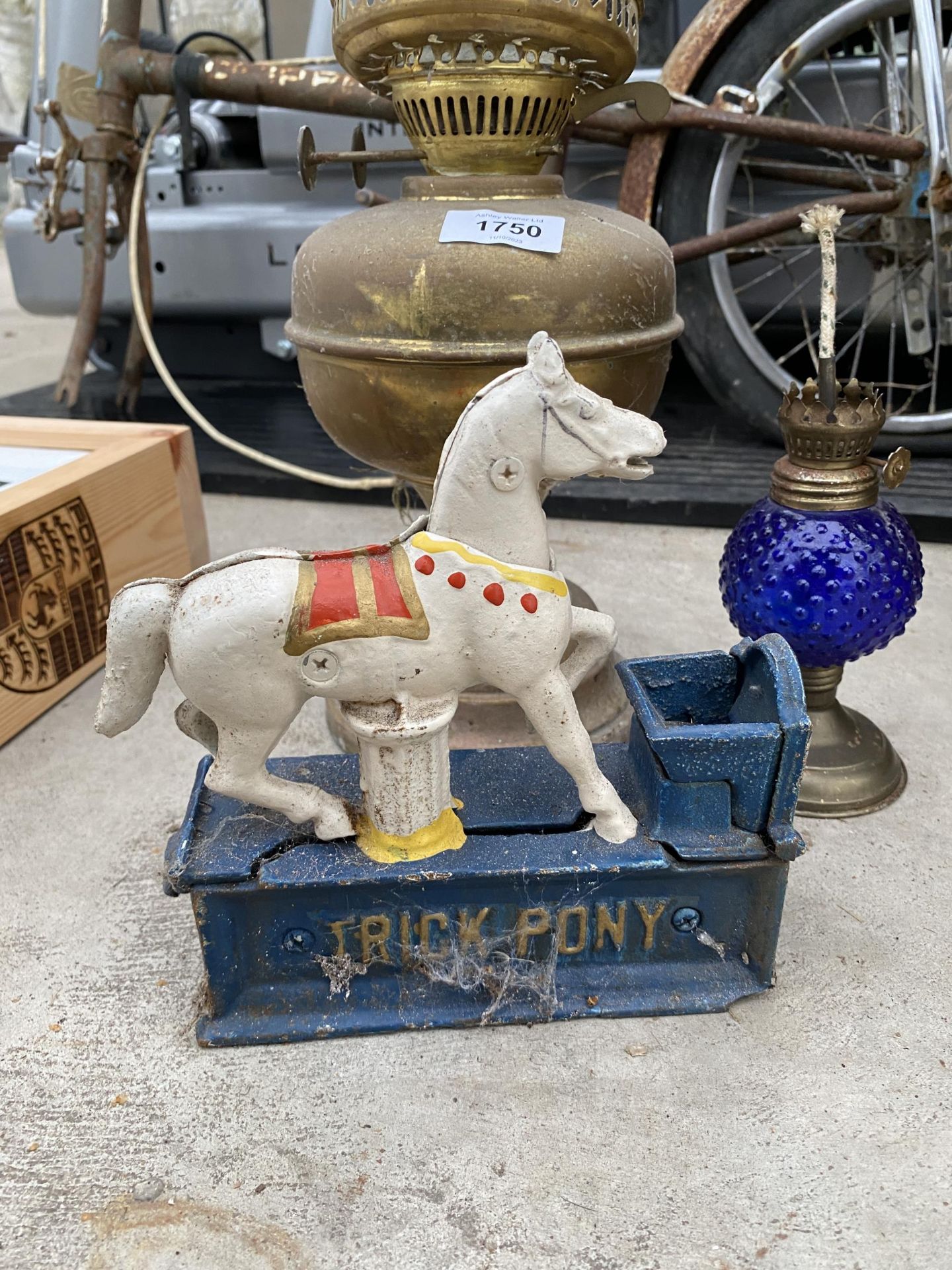 AN ASSORTMENT OF ITEMS TO INCLUDE TWO OIL LAMPS AND A CAST TRICK PONY MONEY BOX - Bild 3 aus 3