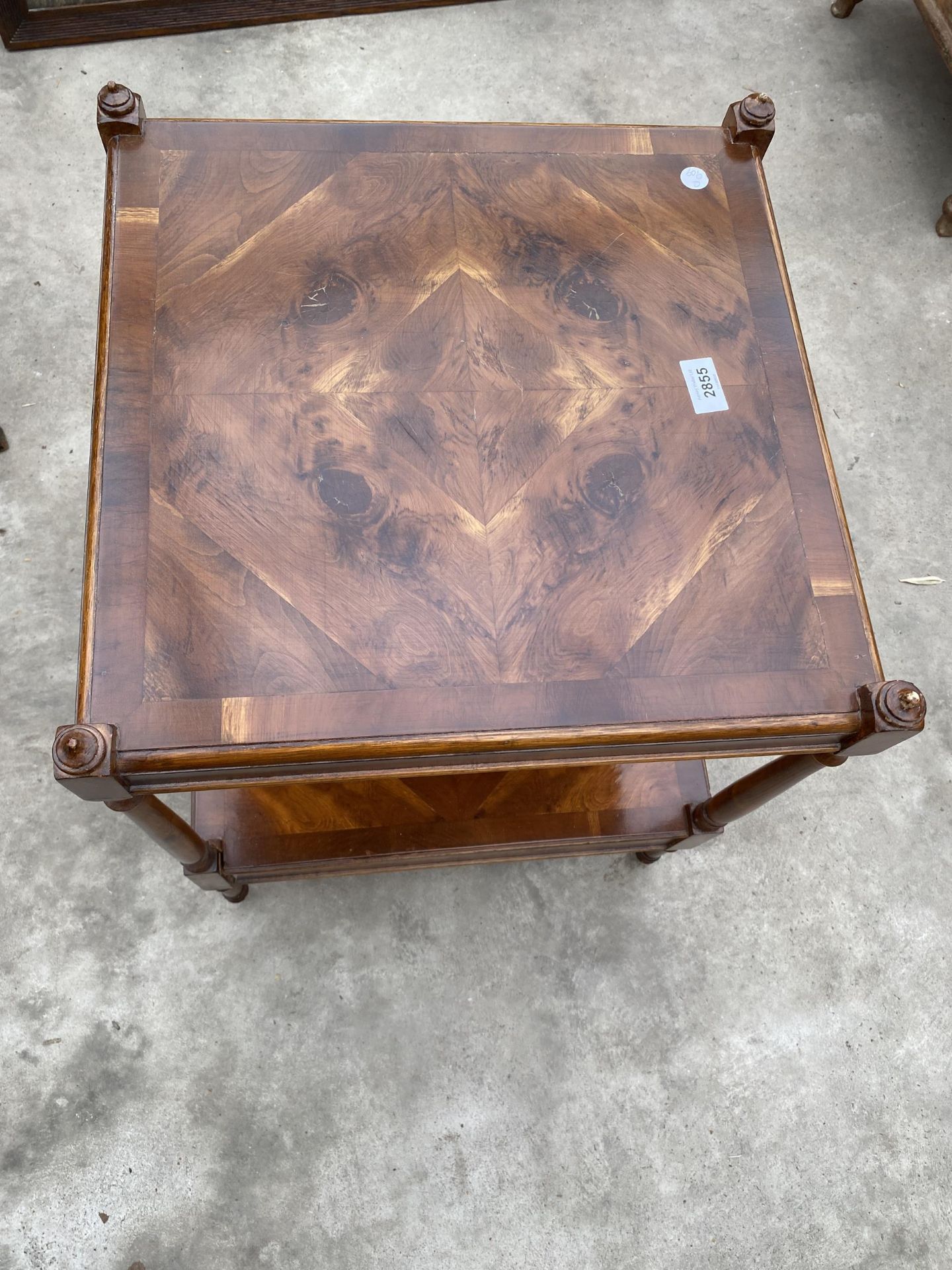 A REPRODUCTION WALNUT AND CROSSBANDED LAMP TABLE WITH TURNED UPRIGHTS AND SINGLE DRAWER - Image 3 of 4