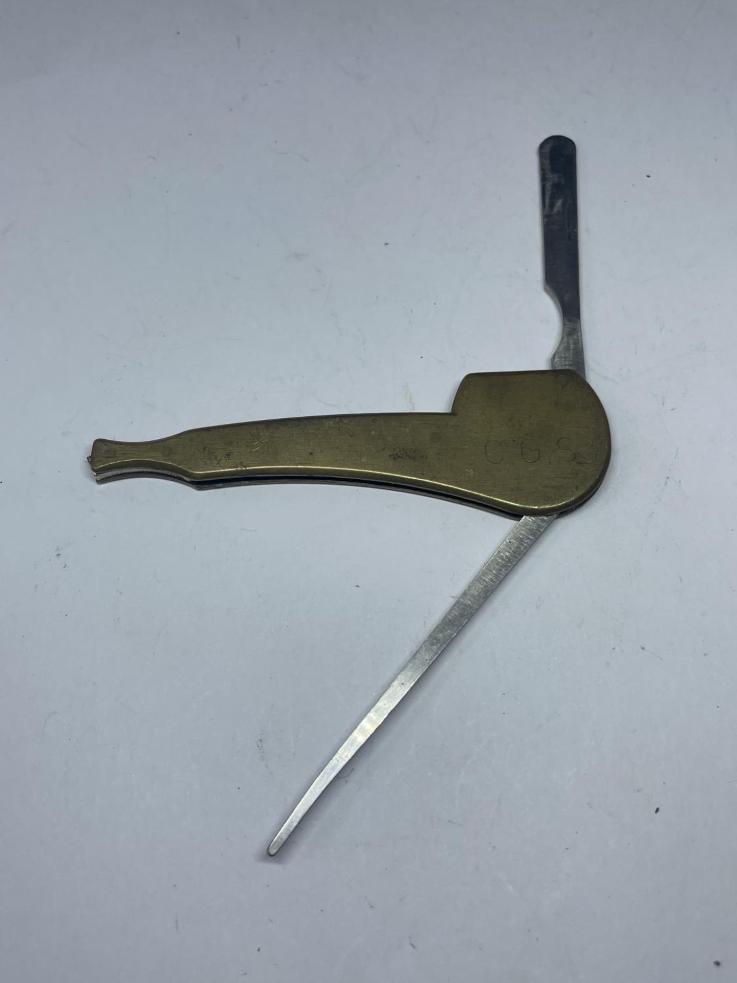 A VINTAGE BRASS PIPE SHAPED PIPE TOOL