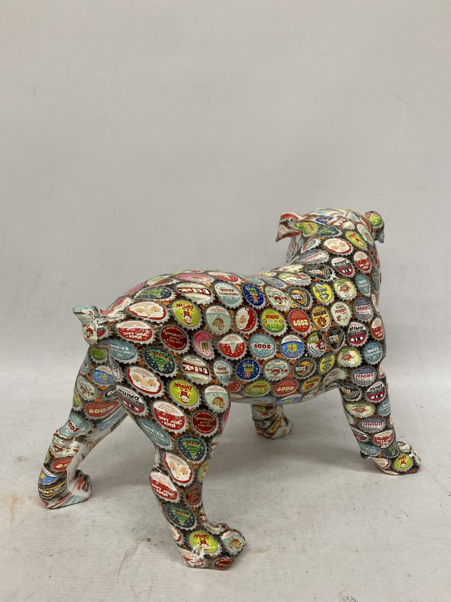 A LARGE BULLDOG WITH CONTINENTAL BOTTLE TOP DECORATION, HEIGHT 26CM, LENGTH 37CM - Bild 4 aus 4