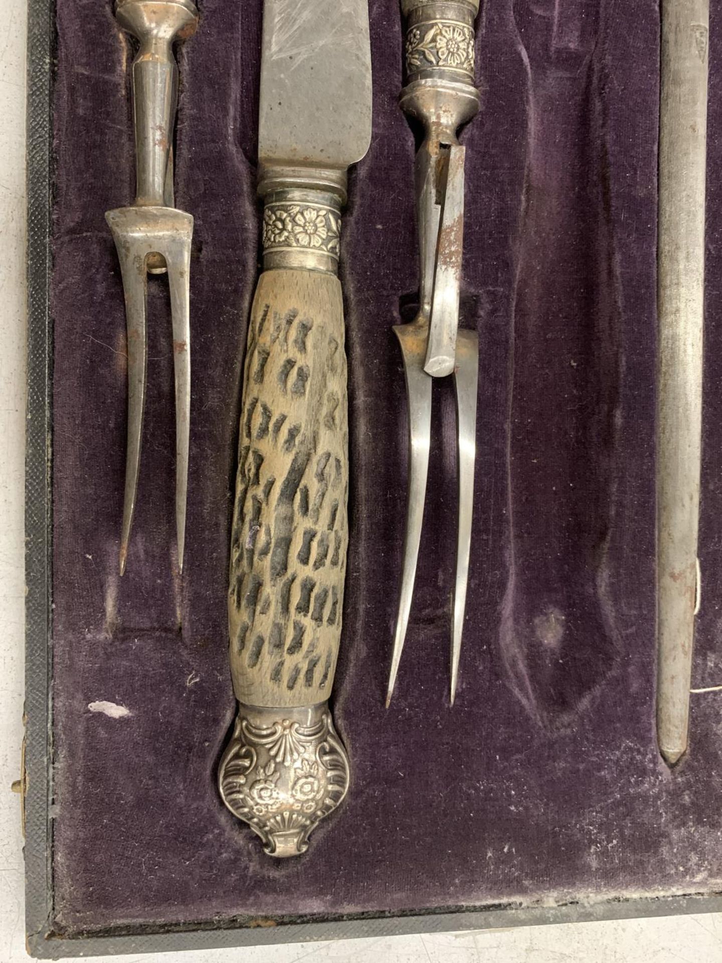 A VINTAGE BOXED CARVING SET - Image 2 of 3
