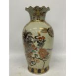 A VINTAGE JAPANESE SATSUMA POTTERY VASE WITH FLORAL DESIGN