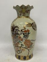 A VINTAGE JAPANESE SATSUMA POTTERY VASE WITH FLORAL DESIGN