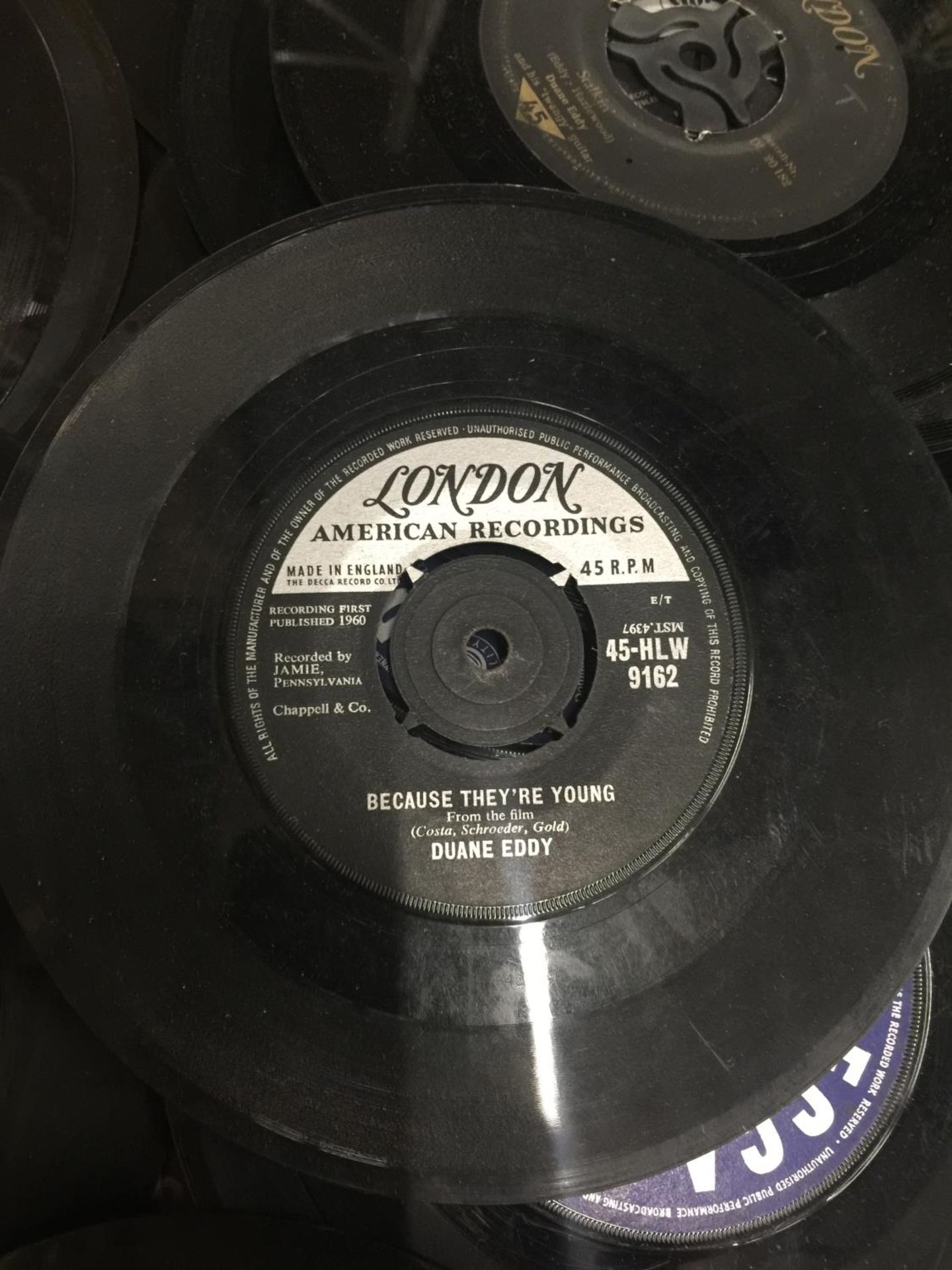 A LARGE COLLECTION OF VINTAGE VINYL SINGLE RECORDS TO INCLUDE THE HOLLIES, DUANE EDDY, THE EVERLY - Image 3 of 3