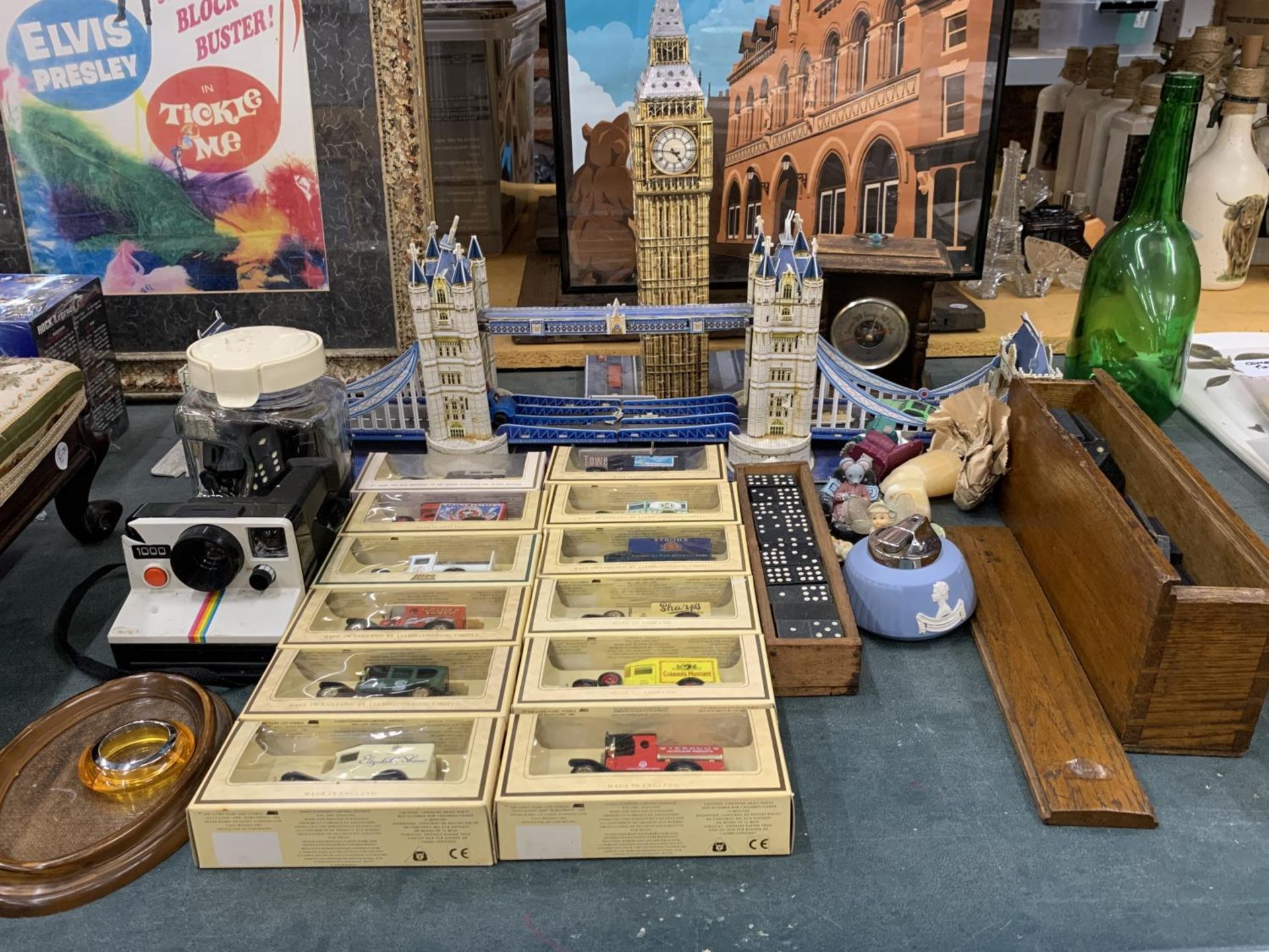 A LARGE MIXED LOT OF TOYS TO INCLUDE CARD MODELS OF TOWER BRIDGE AND BIG BEN, FIGURES, DOMINOES PLUS