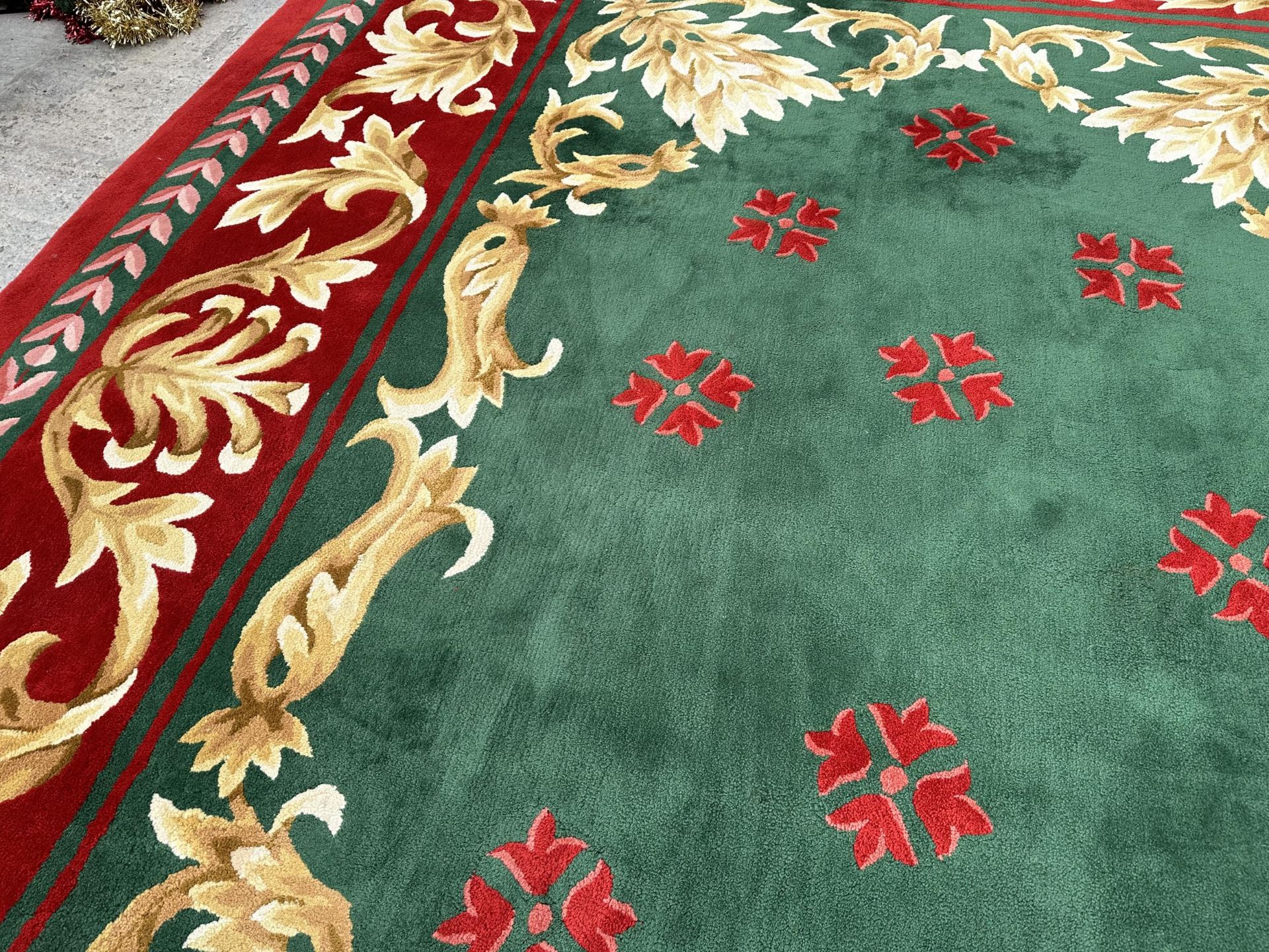 A LARGE GREEN, RED AND GOLD 200 OUNCE PURE WOOL RUG, - 485 CM X 358 CM (COST £8000 FROM SIGNATURE - Bild 6 aus 9