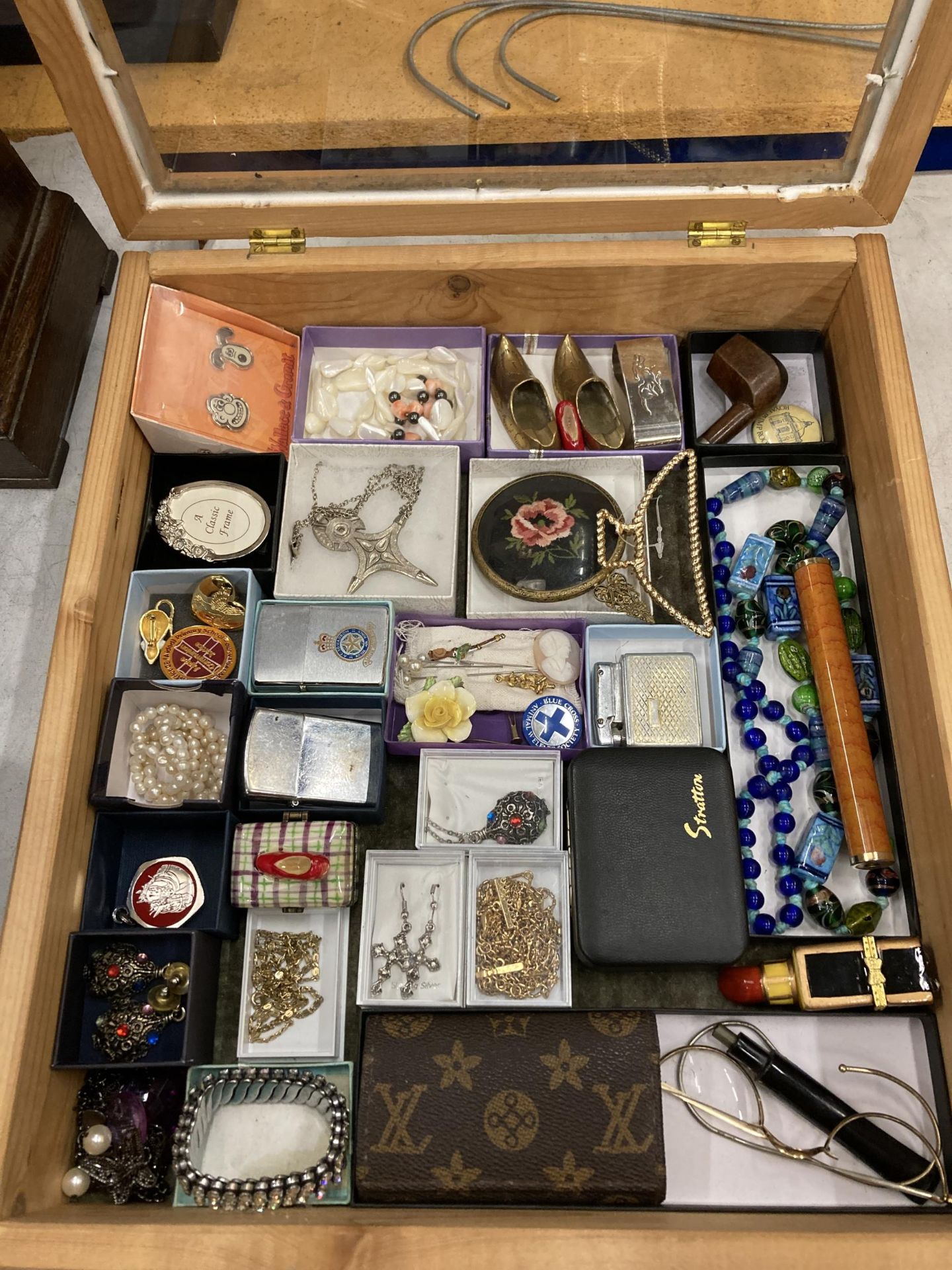 A TABLE TOP JEWELLERY DISPLAY CASE WITH ASSORTED BOXED COLLECTABLE ITEMS AND JEWELLERY - Image 2 of 5