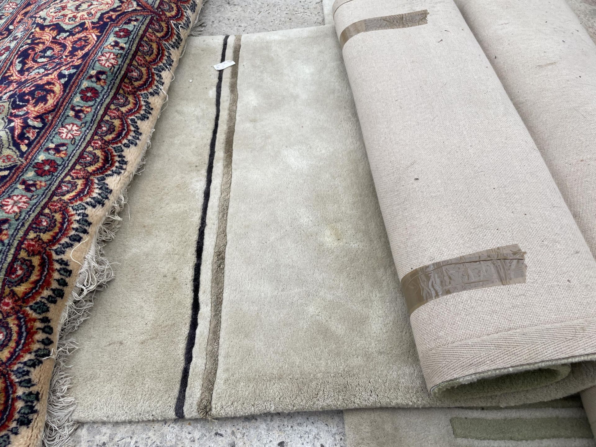 THREE VARIOUS PATTERNED RUGS - Bild 6 aus 7