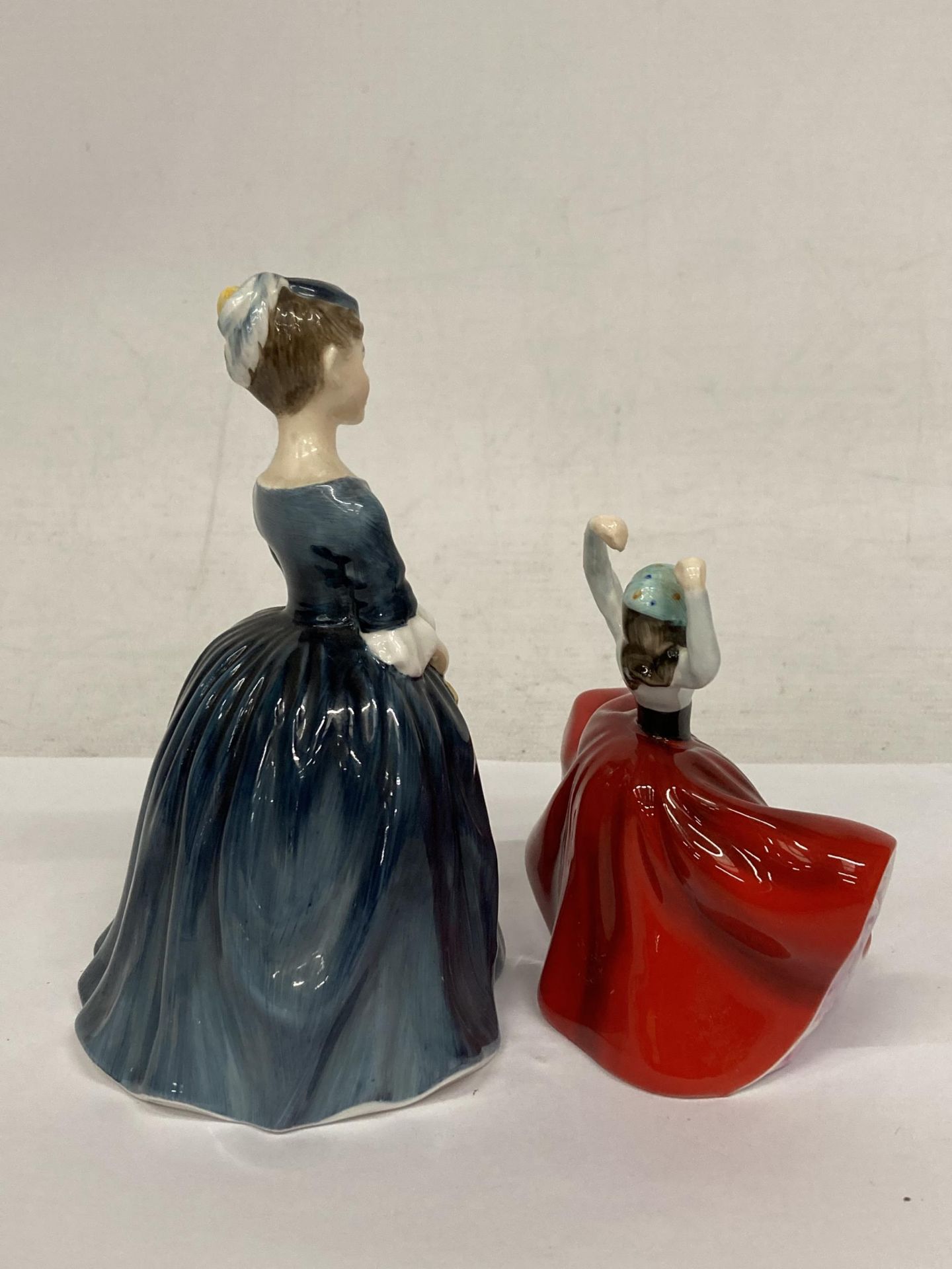 TWO ROYAL DOULTON FIGURINES ROYAL DOULTON MINIATURE "KAREN" HN3270 AND "CHERIE" HN2341 - Bild 2 aus 4