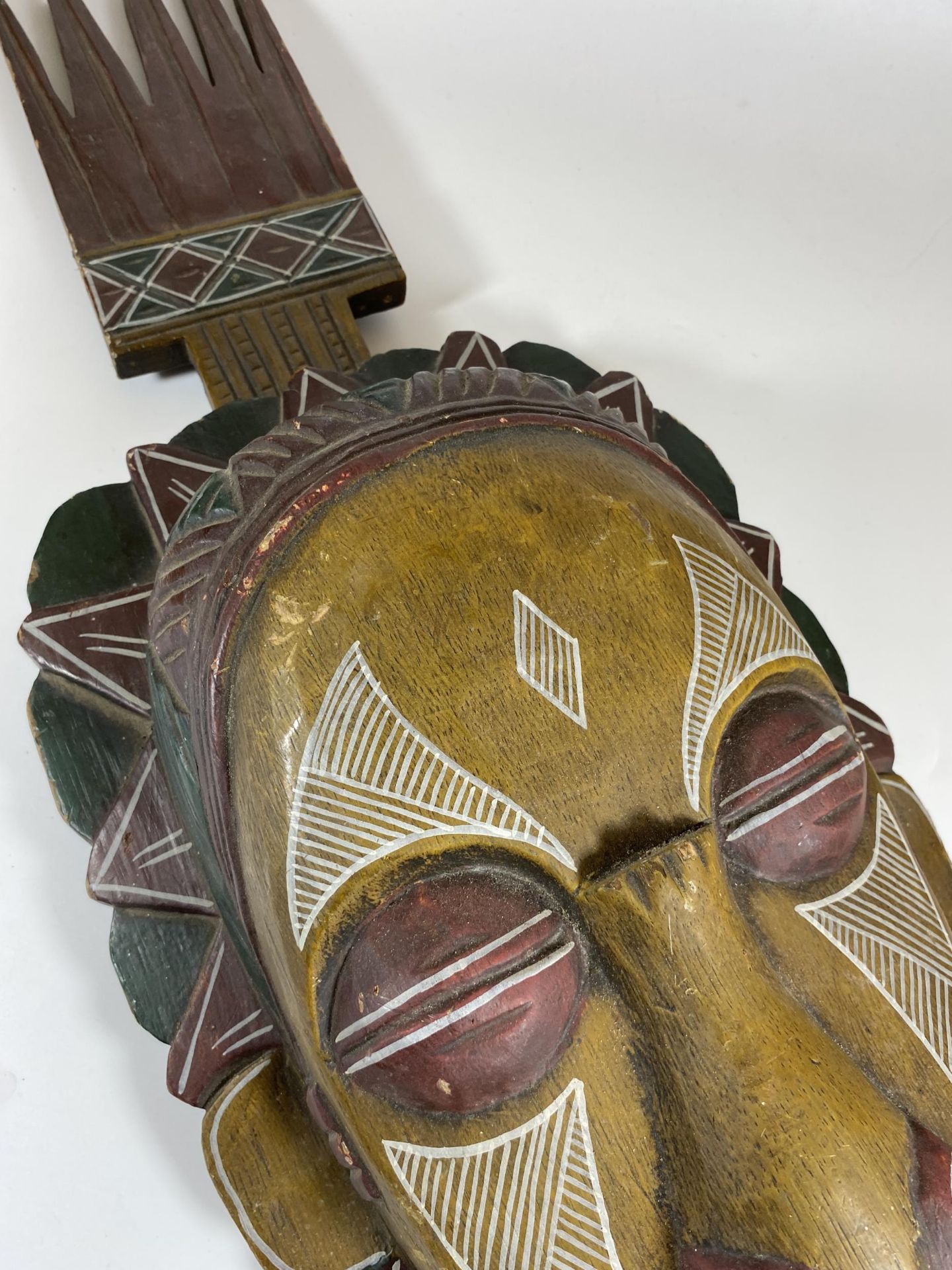 A LARGE VINTAGE AFRICAN TRIBAL WOODEN MASK WITH PAINTED DESIGN, LENGTH 65CM - Image 3 of 6