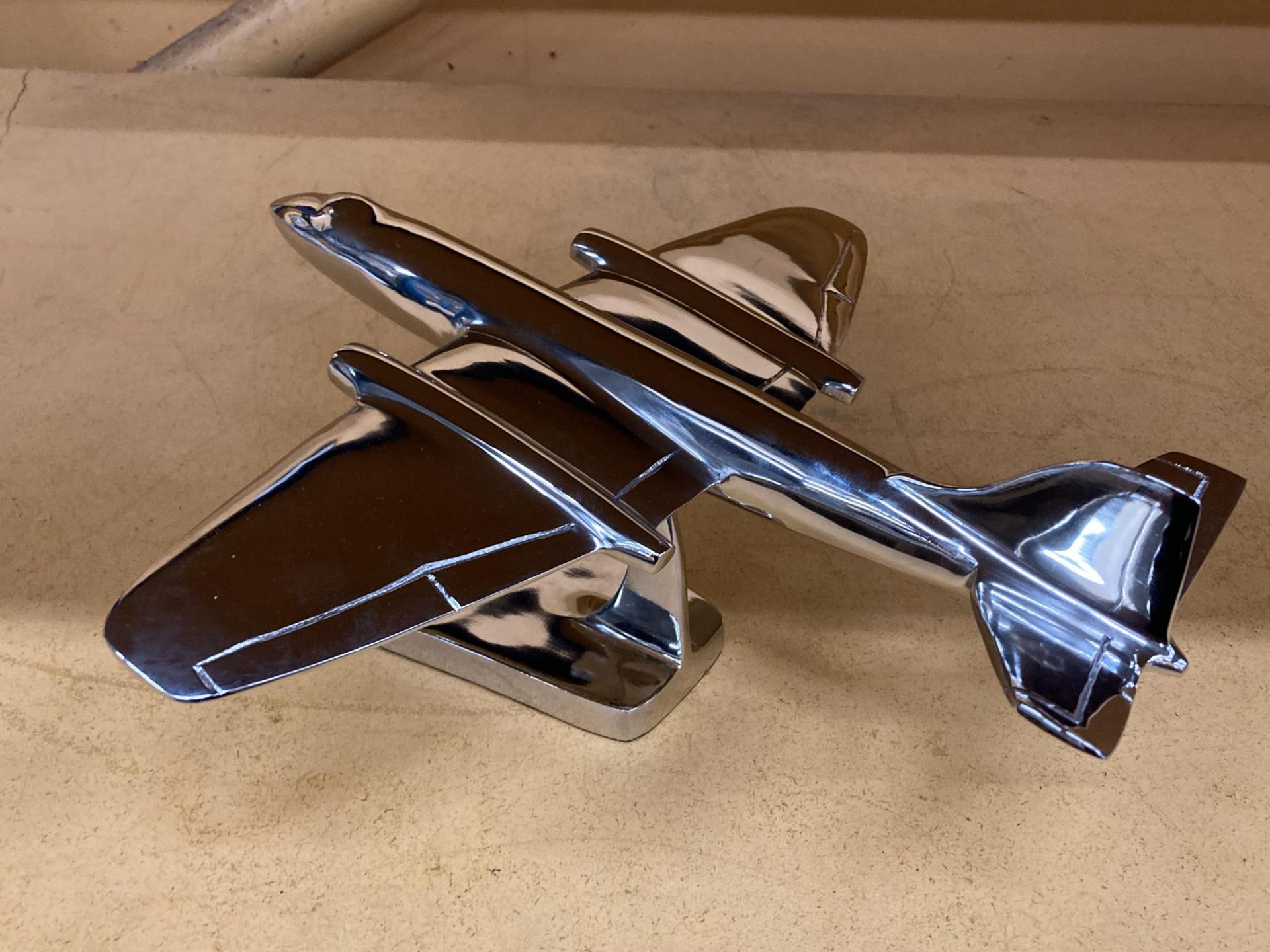 A LARGE CHROME MODEL OF A CANBERRA JET ON A PLINTH, HEIGHT 16CM, LENGTH 38CM - Image 3 of 3